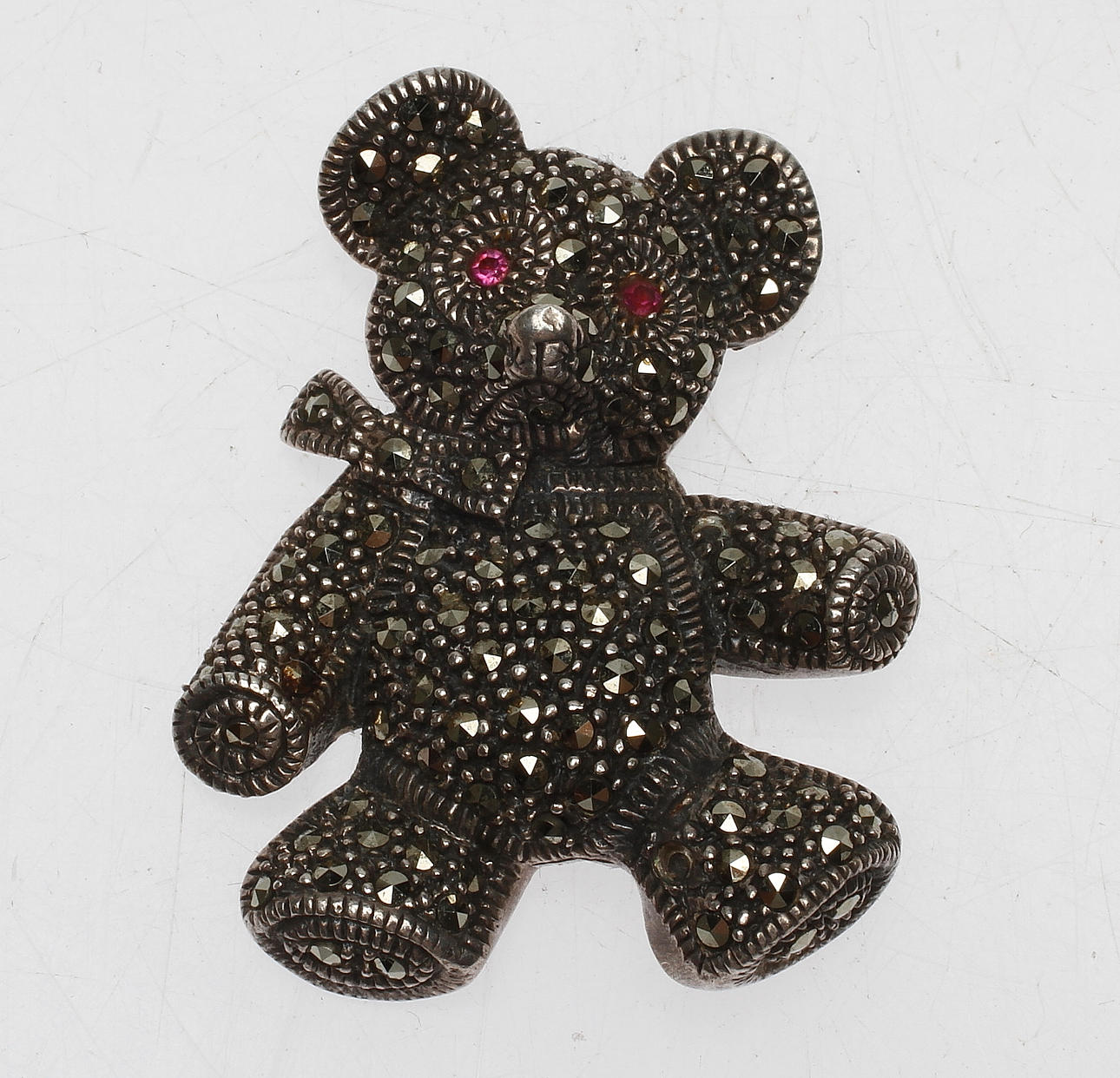 BROSCH, "Teddy Bear", silver med markasiter, 1900-tal.