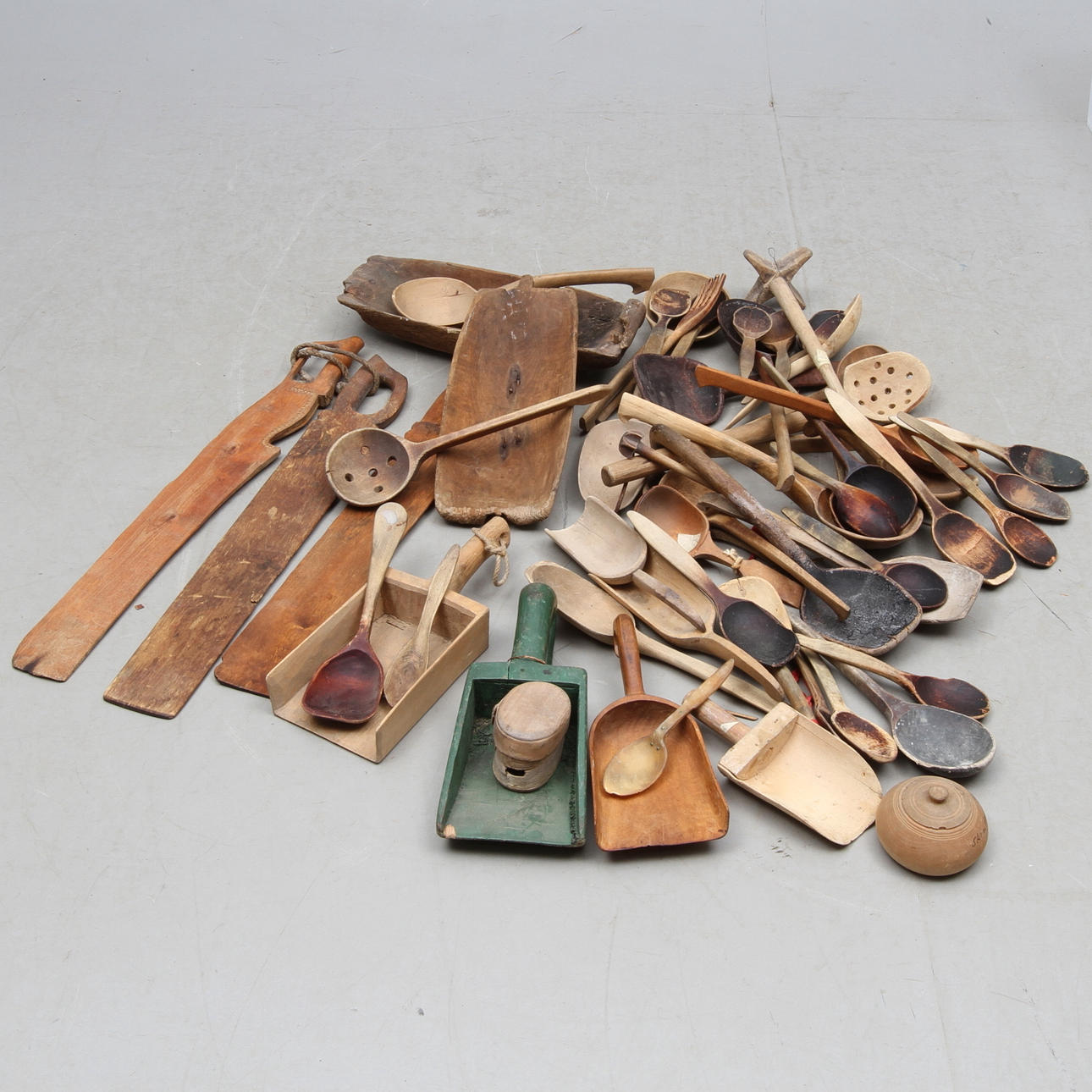 PARTI ALLMOGE, trä, mestadels slevar, 1800/1900-tal.