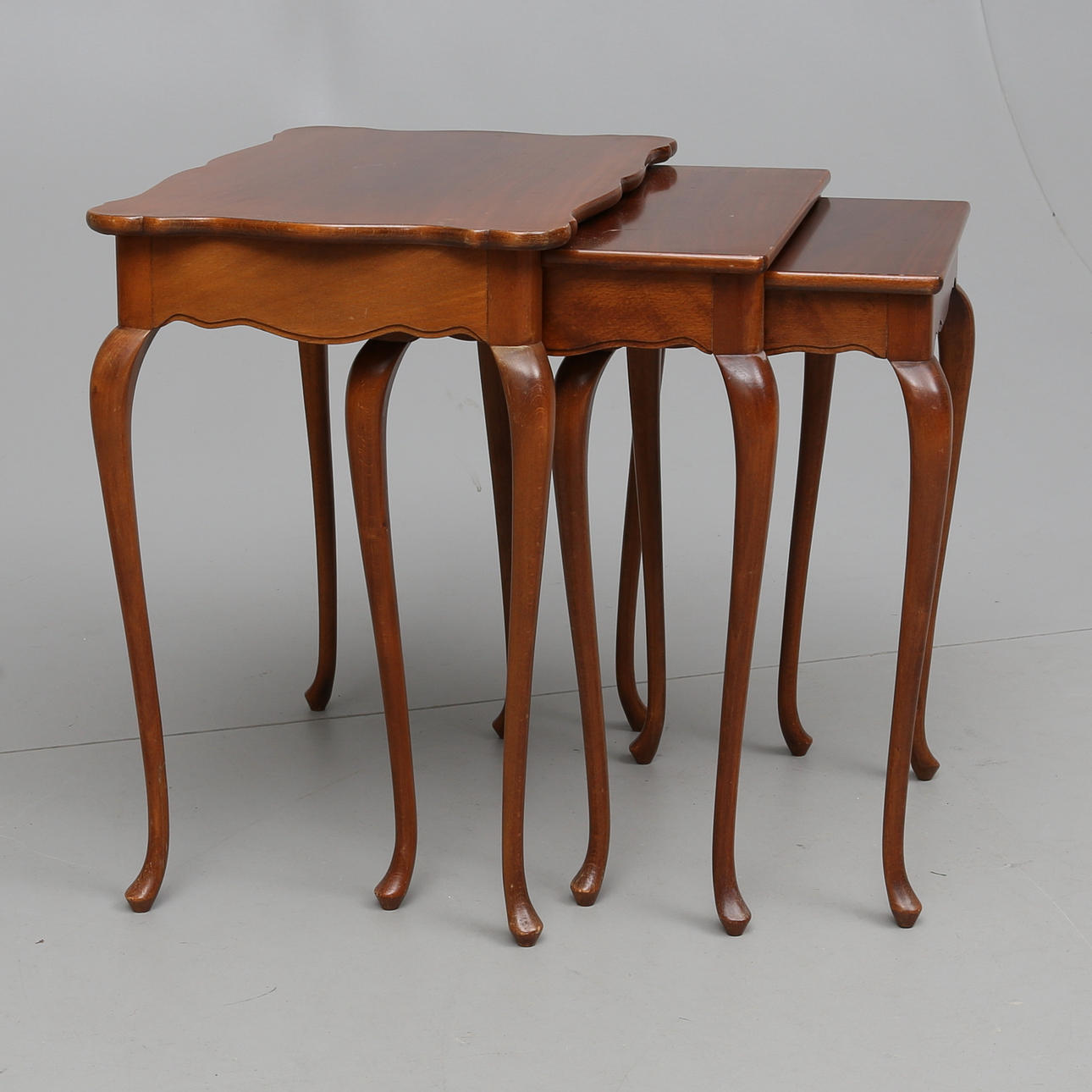 SATSBORD, 3 st, mahogny, rokokostil, 1900-talets andra del.