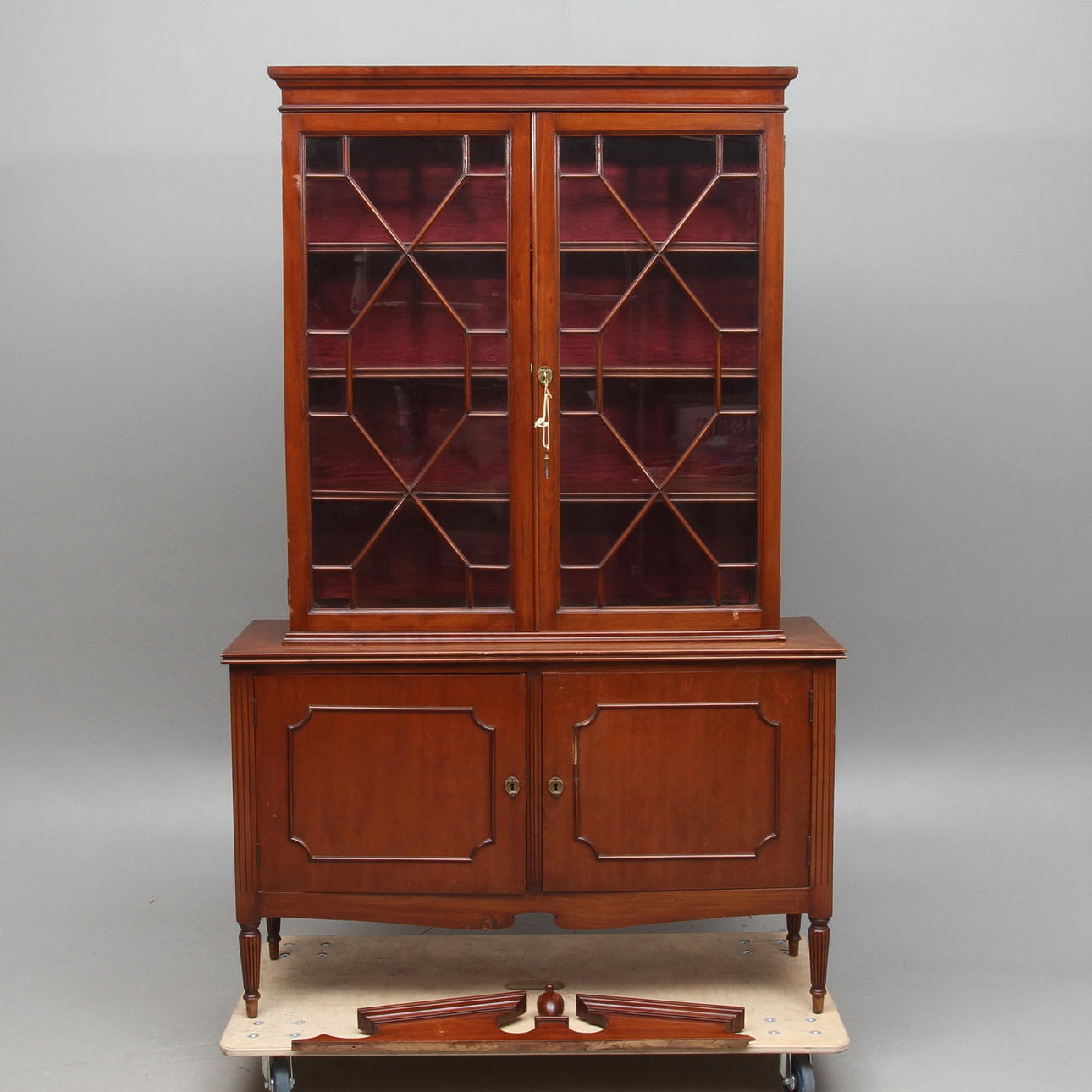 VITRINSKÅP, engelsk modell, 1900-tal.