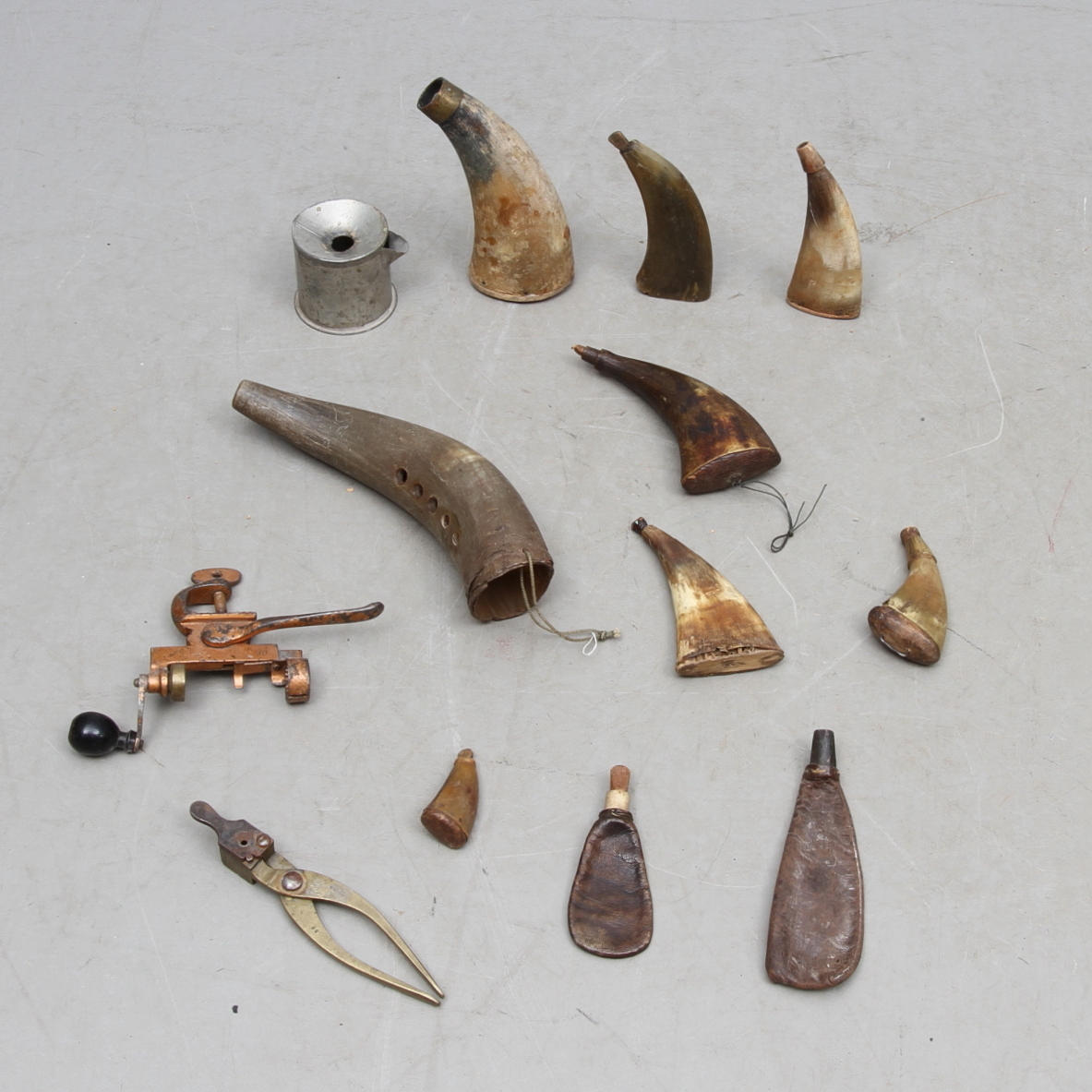 KRUTHORN, KRUTPUNGAR MED MERA, 13 delar, 1800/1900-tal.