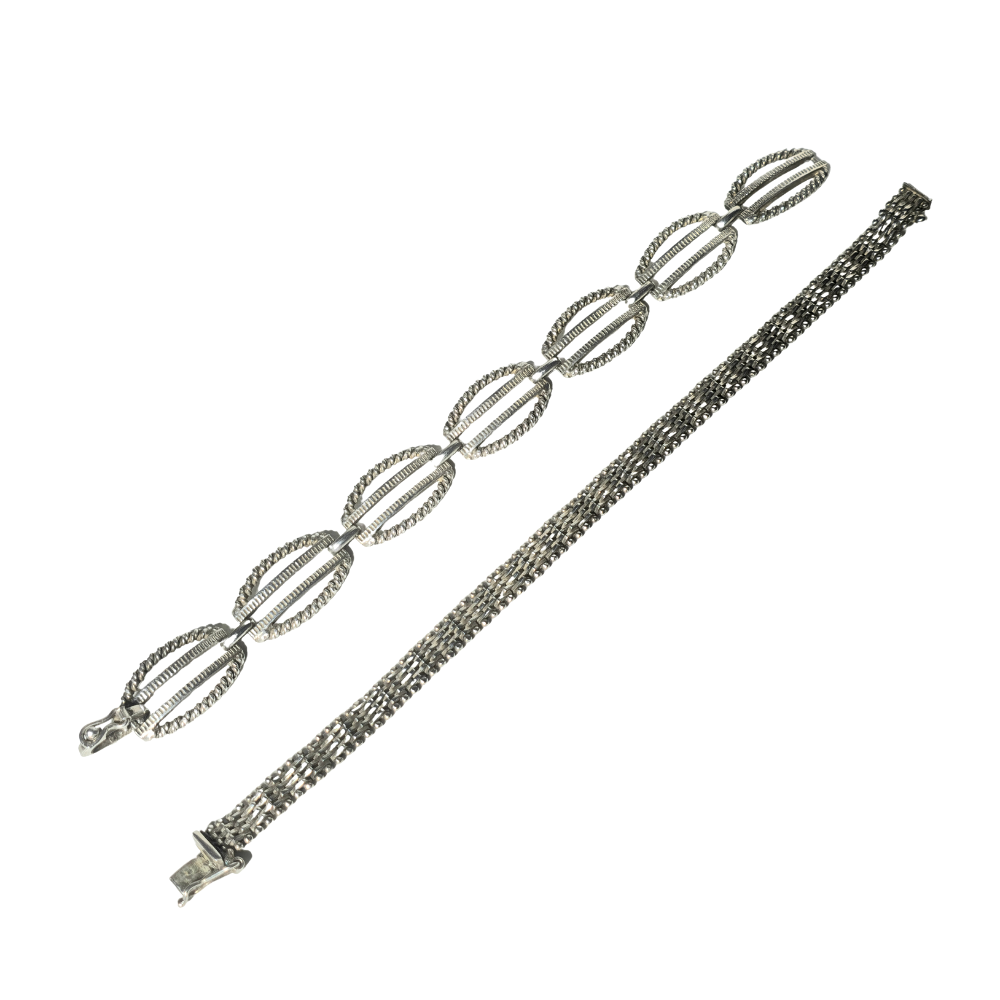 TVÅ SILVERARMBAND.