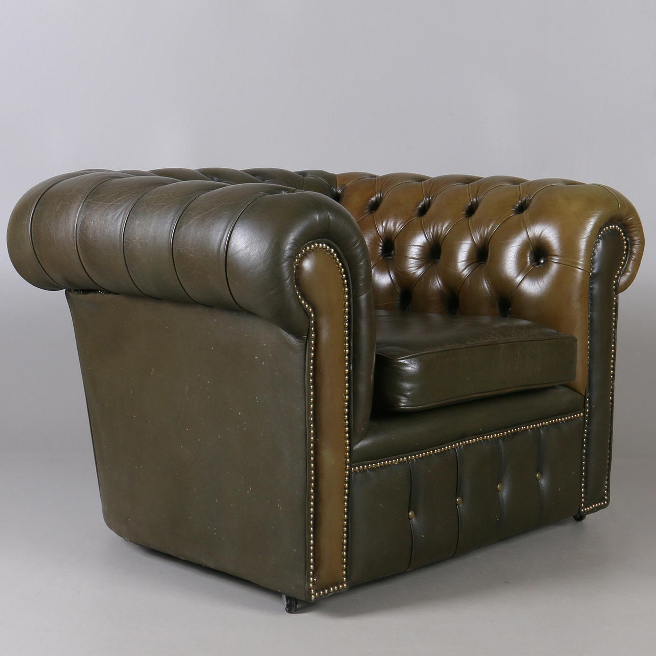 FÅTÖLJ, skinn, chesterfieldmodell, 1900-tal.