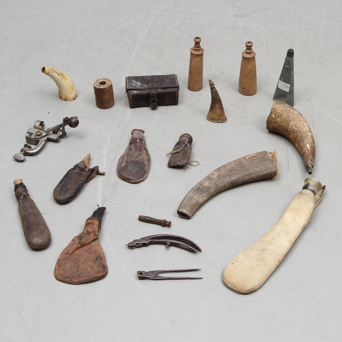 PARTI DIVERSE, 18 delar, bland annat kruthorn av olika material, 1800/1900-tal.