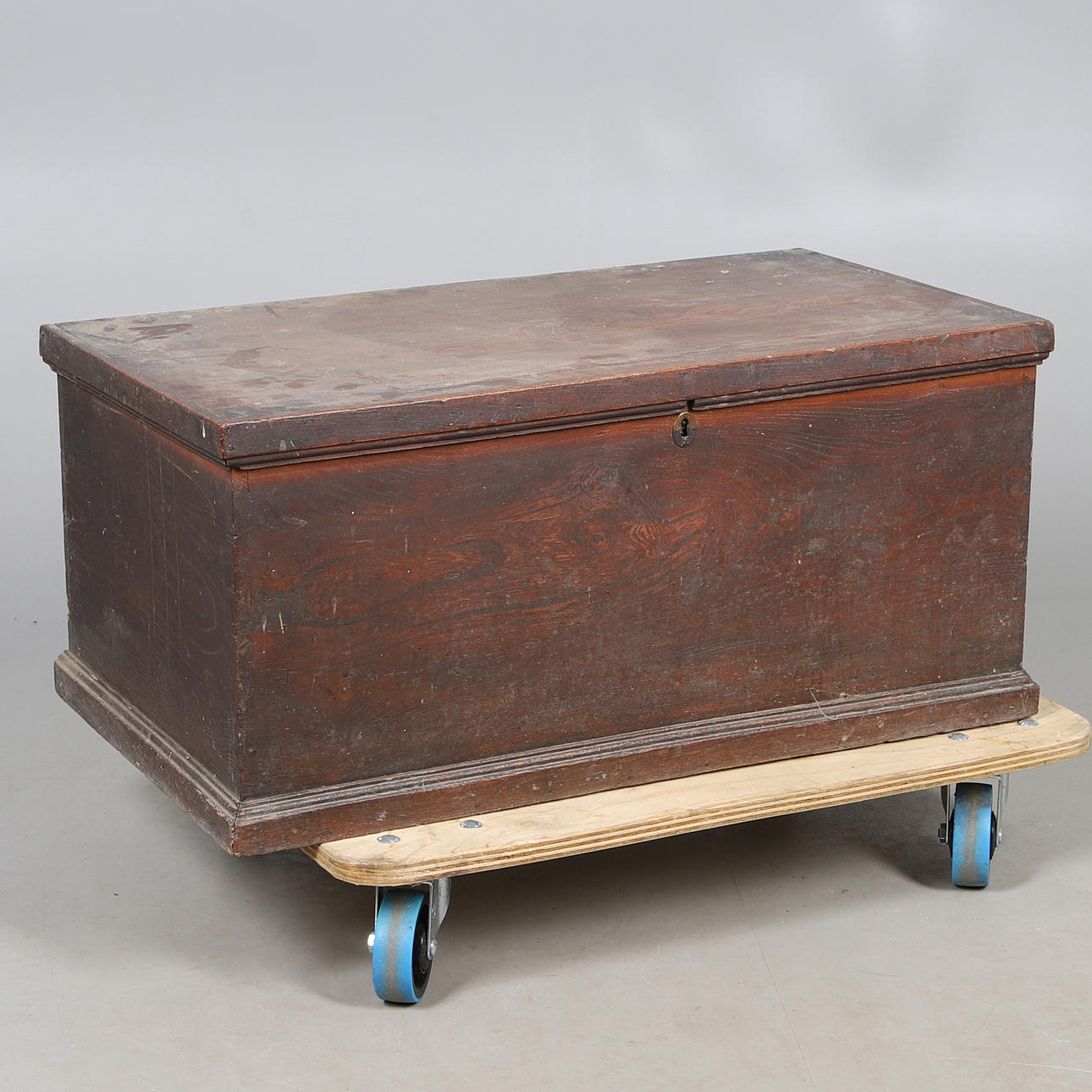 ANTIQUE ELM BLANKET BOX.