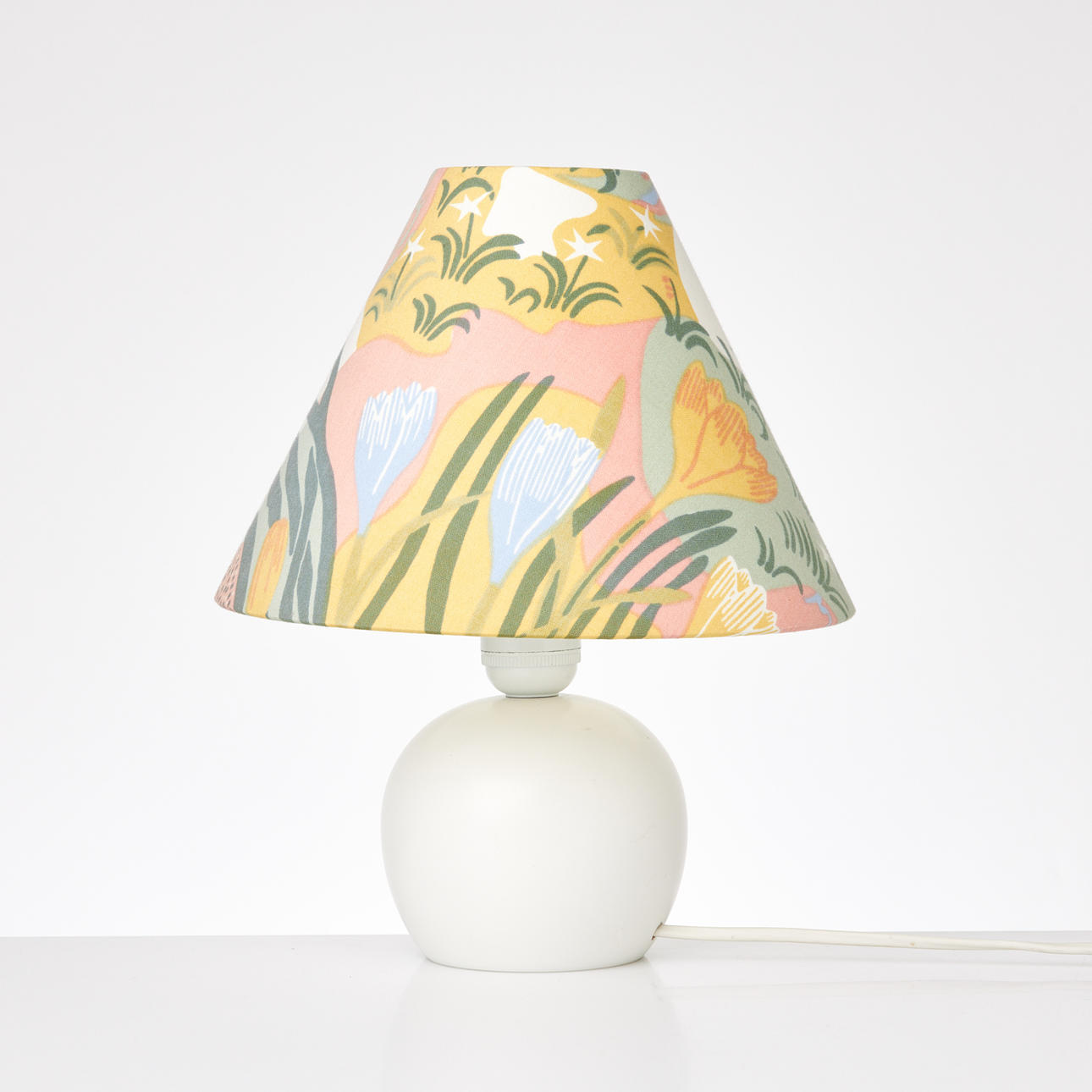 JOSEF FRANK. Table lamp, model 2575, “Träklotslampan”, white base, textile screen with the pattern “Anakreon” by Josef Frank, marked underneath, Firma Svenskt Tenn.