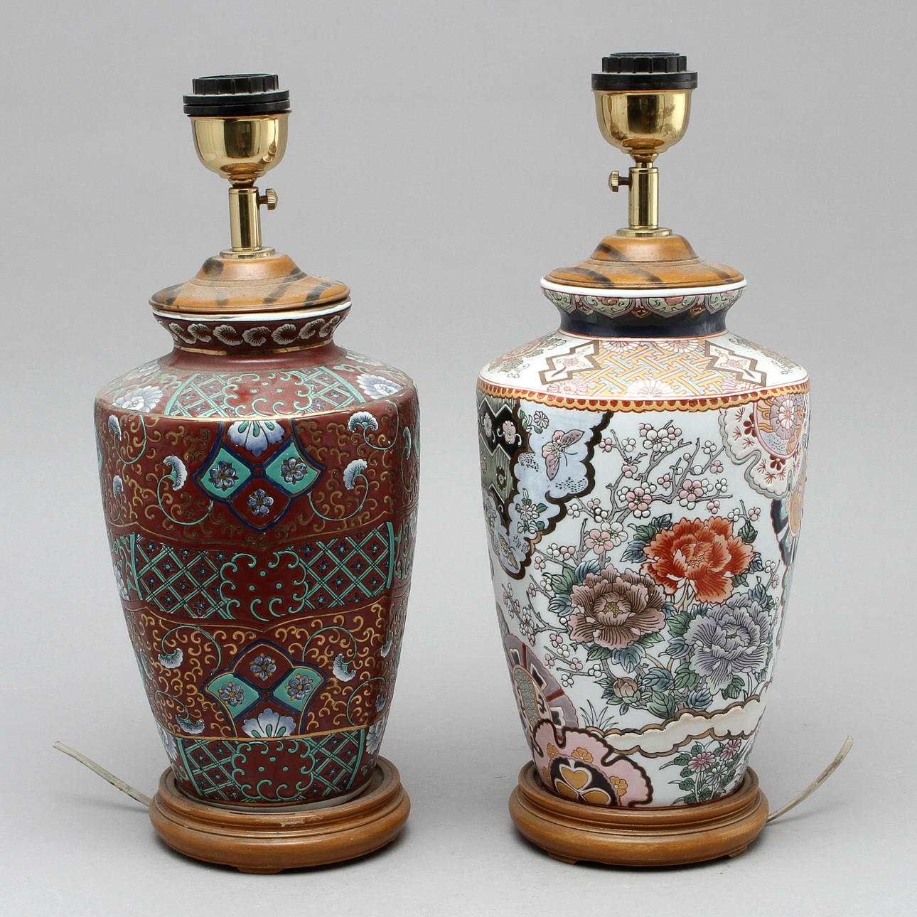 BORDSLAMPOR, 2 st, porslin och trä, Kina, 1900-tal.