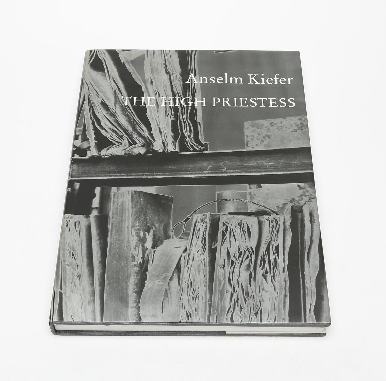 VALOKUVAKIRJA, Aselm Kiefer Ylipapitar.