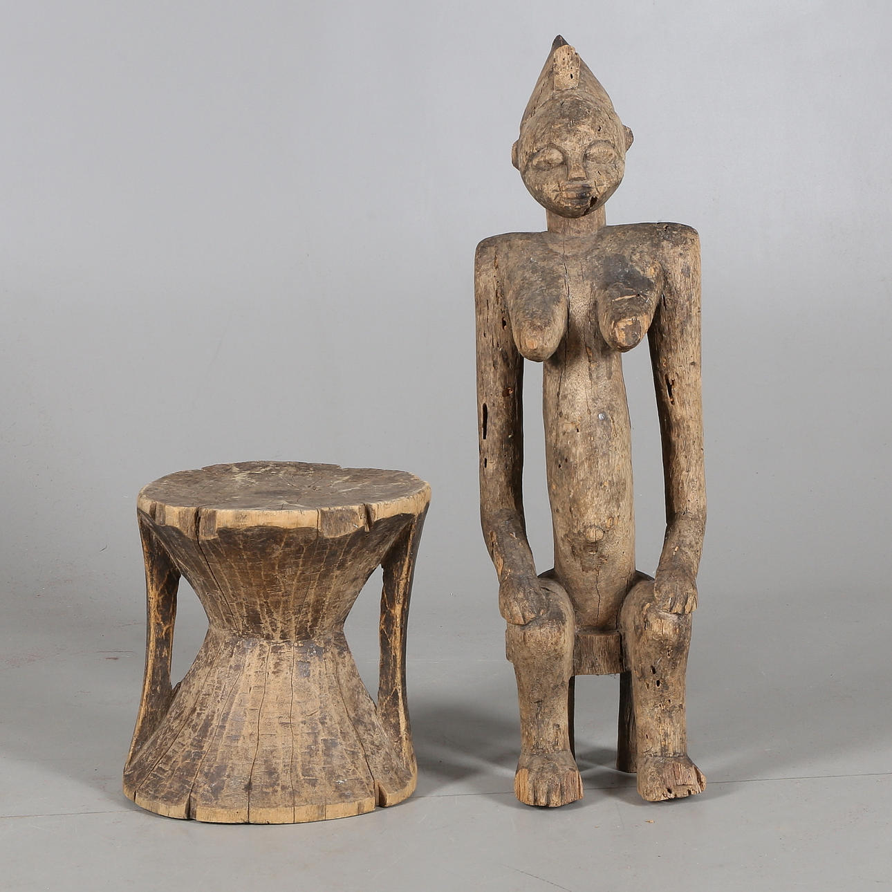 SKULPTUR, samt PALL, trä, troligtvis Afrika. 18/1900-tal.