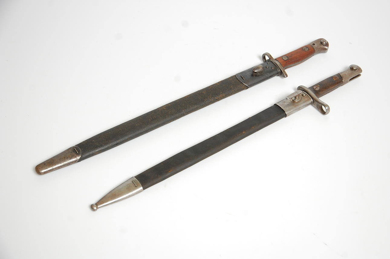 BAJONETTER, 2 st, M 1892, M 1907 i skinnbalja.