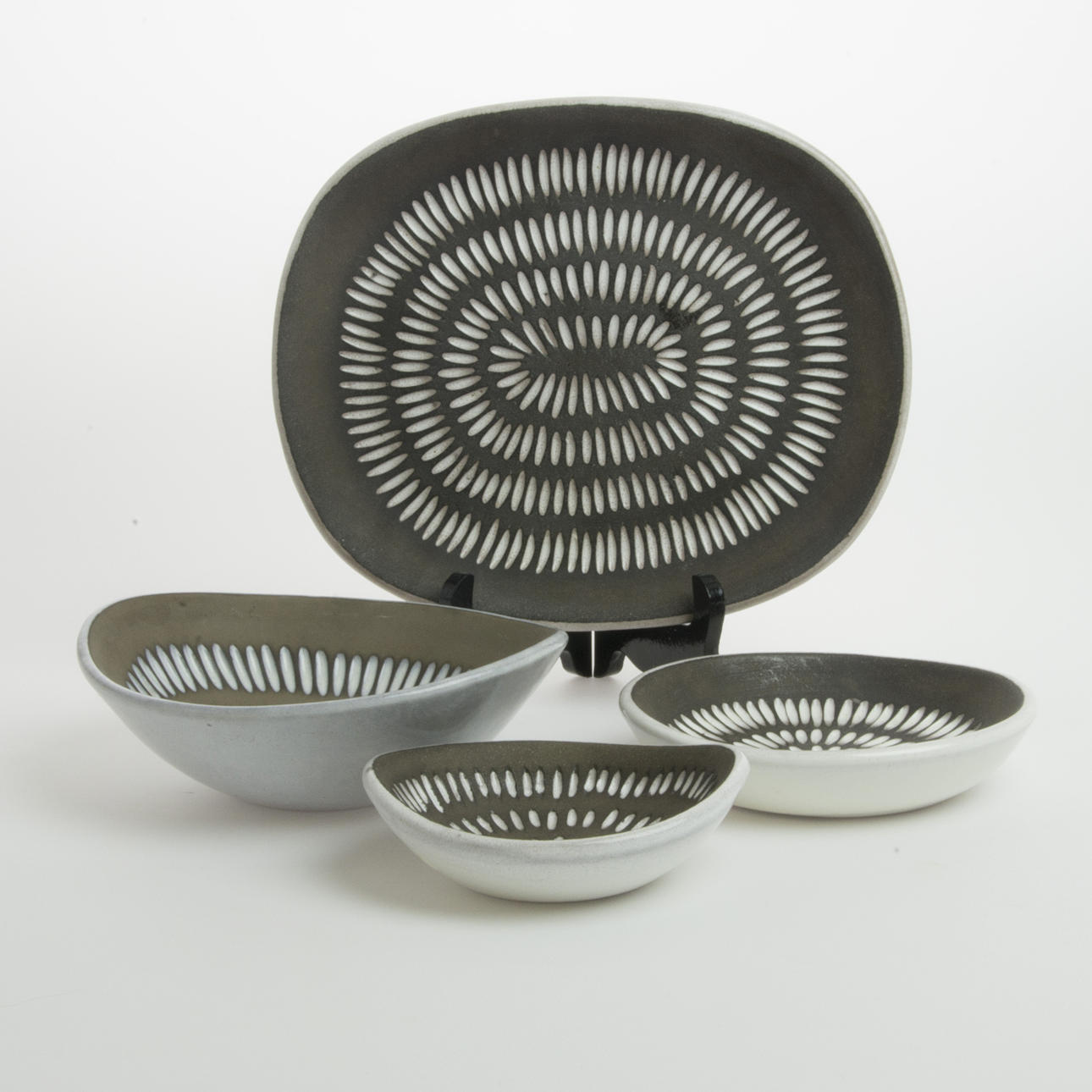 SKÅLAR SAMT FAT, "Negro", Ingrid Atterberg, Uppsala-Ekeby.