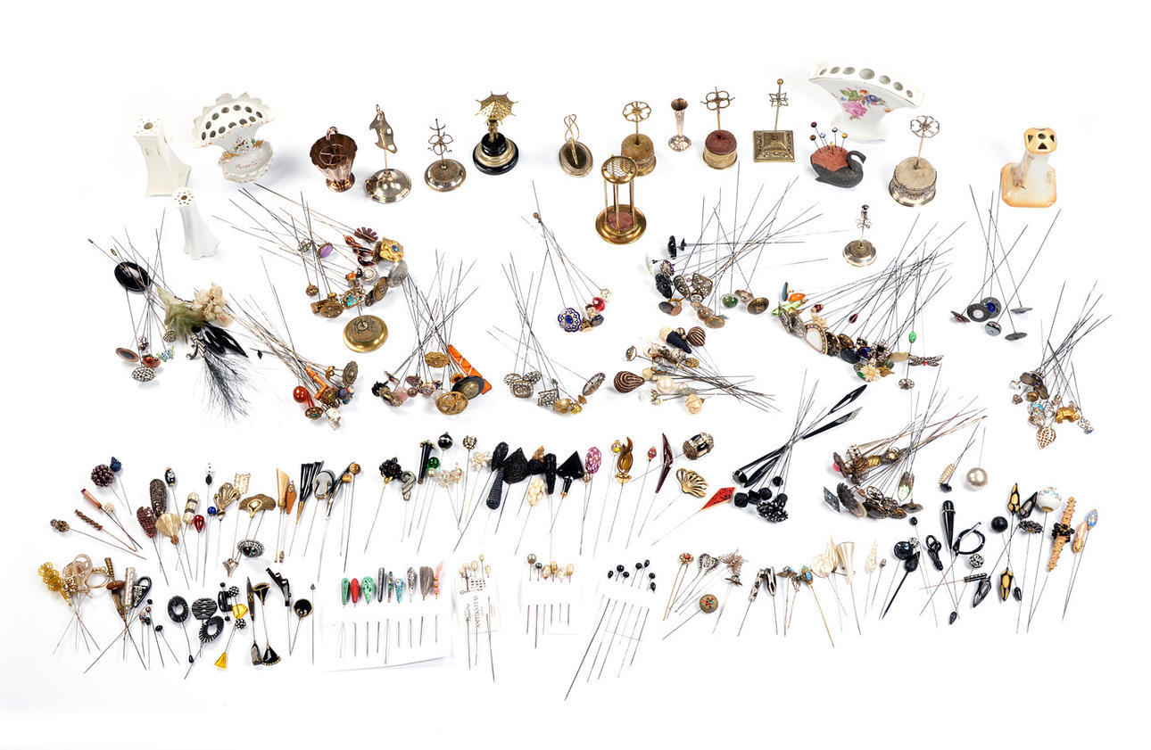 HATPIN SAMLING. ca. 180 positioner av antika & vintage bitar, några tillbehör.
