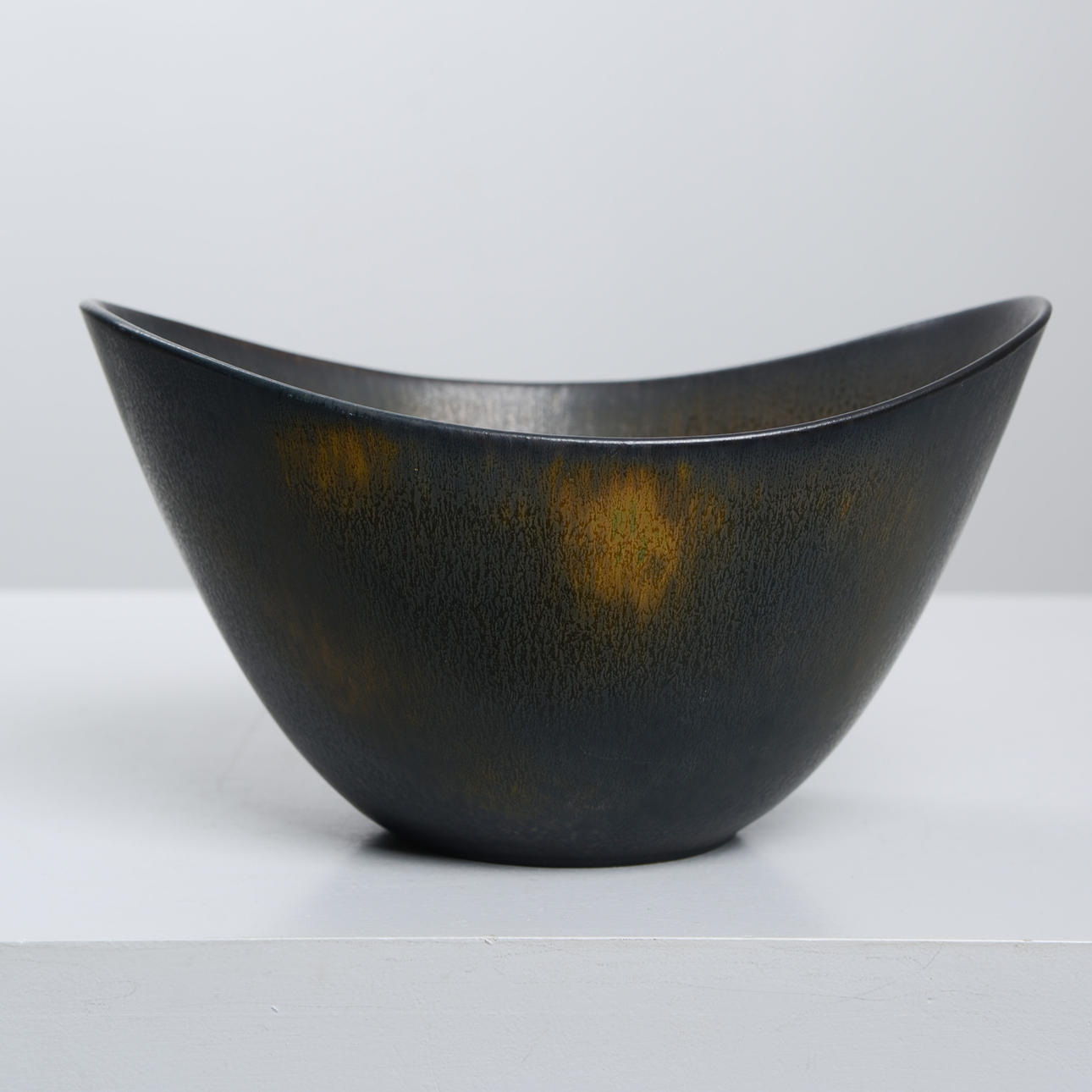 GUNNAR NYLUND. A bowl, model Axk, Rörstrand, signed, designed 1957