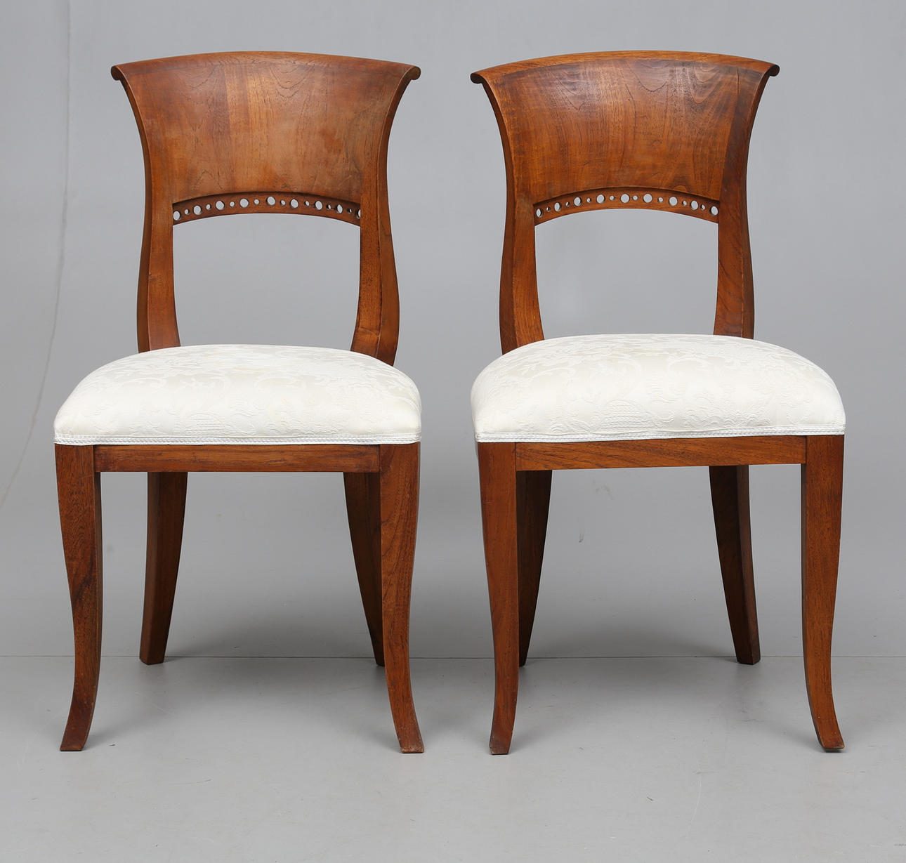 STOLAR, ett par, valnöt, österrikisk empirestil, 1900-talets andra del.