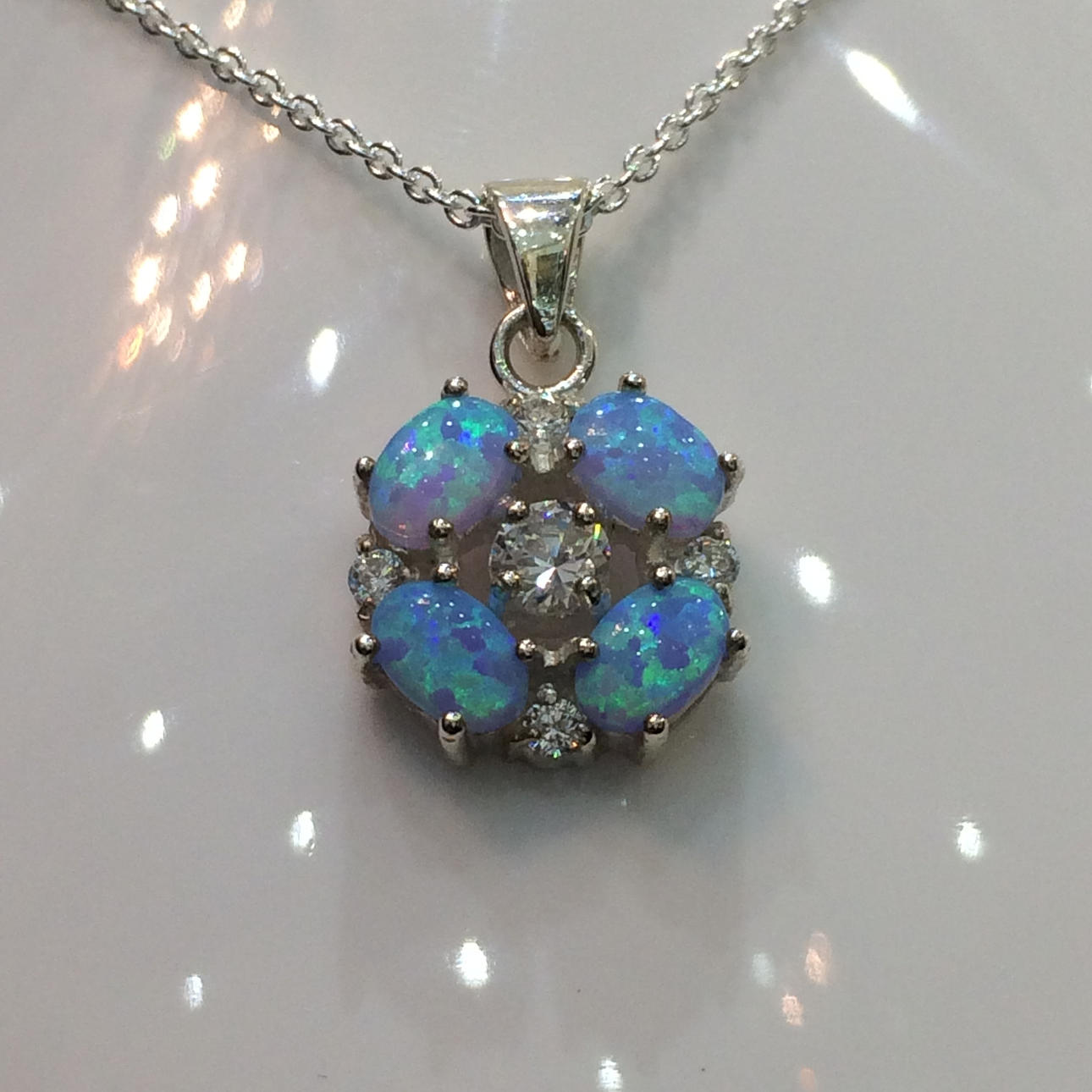 BLÅ OPALIT HÄNGE OCH KEDJA.