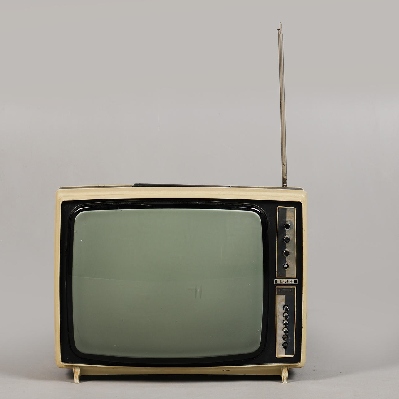 UN TELEVISOR PORTÁTIL ERRES.
