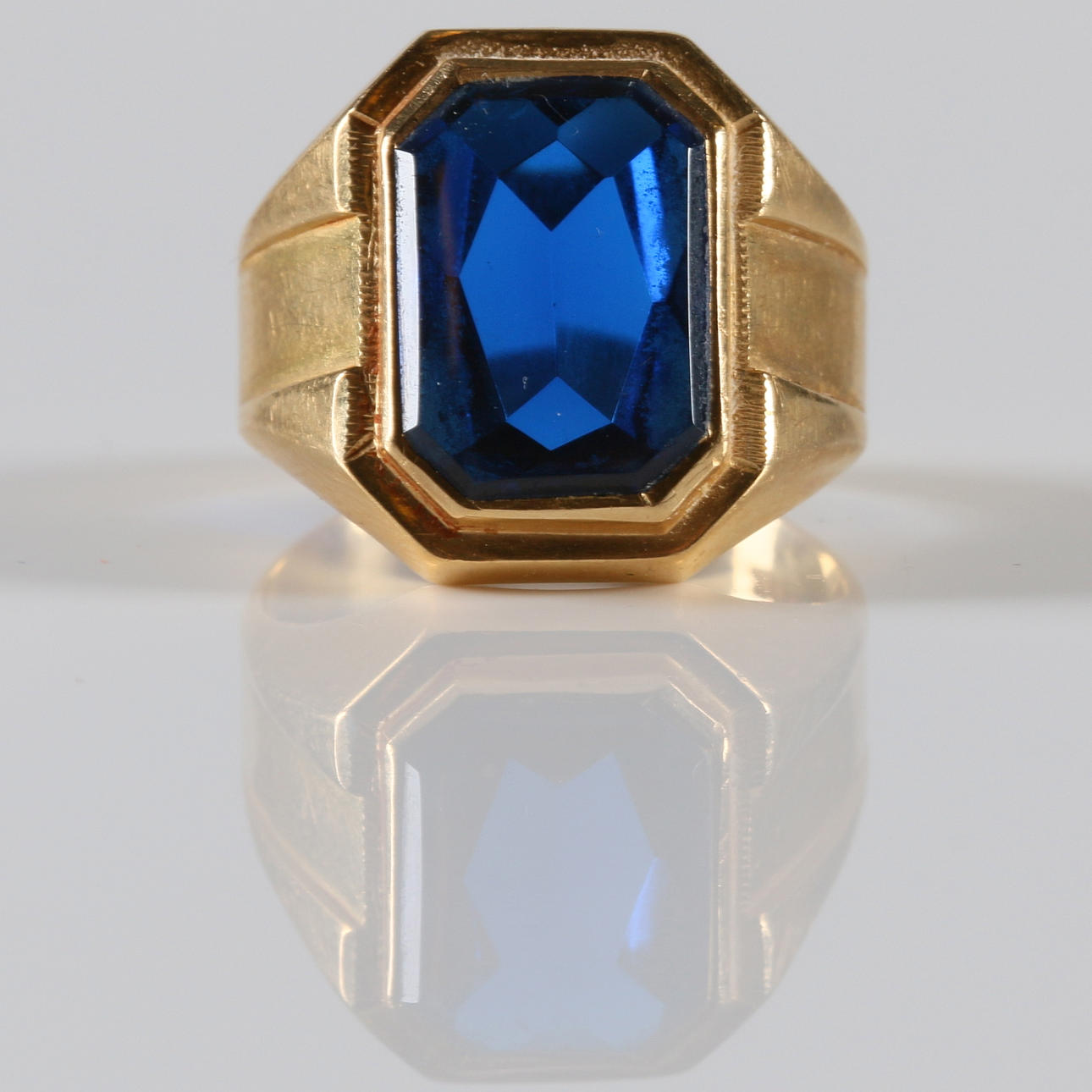 RING, med blå sten, 18 karat guld, 1900-tallet.