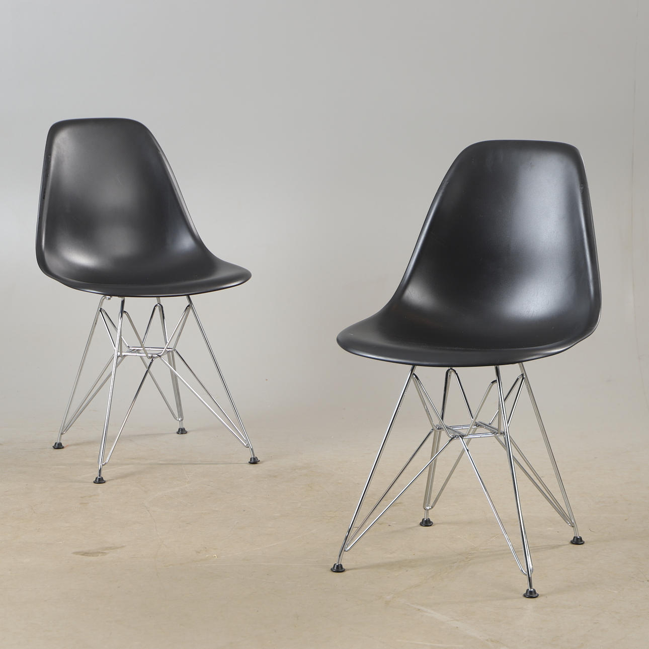 CHARLES & RAY EAMES. STOLE, et par, „Eames Plastic Side Chair“, Vitra, Schweiz.