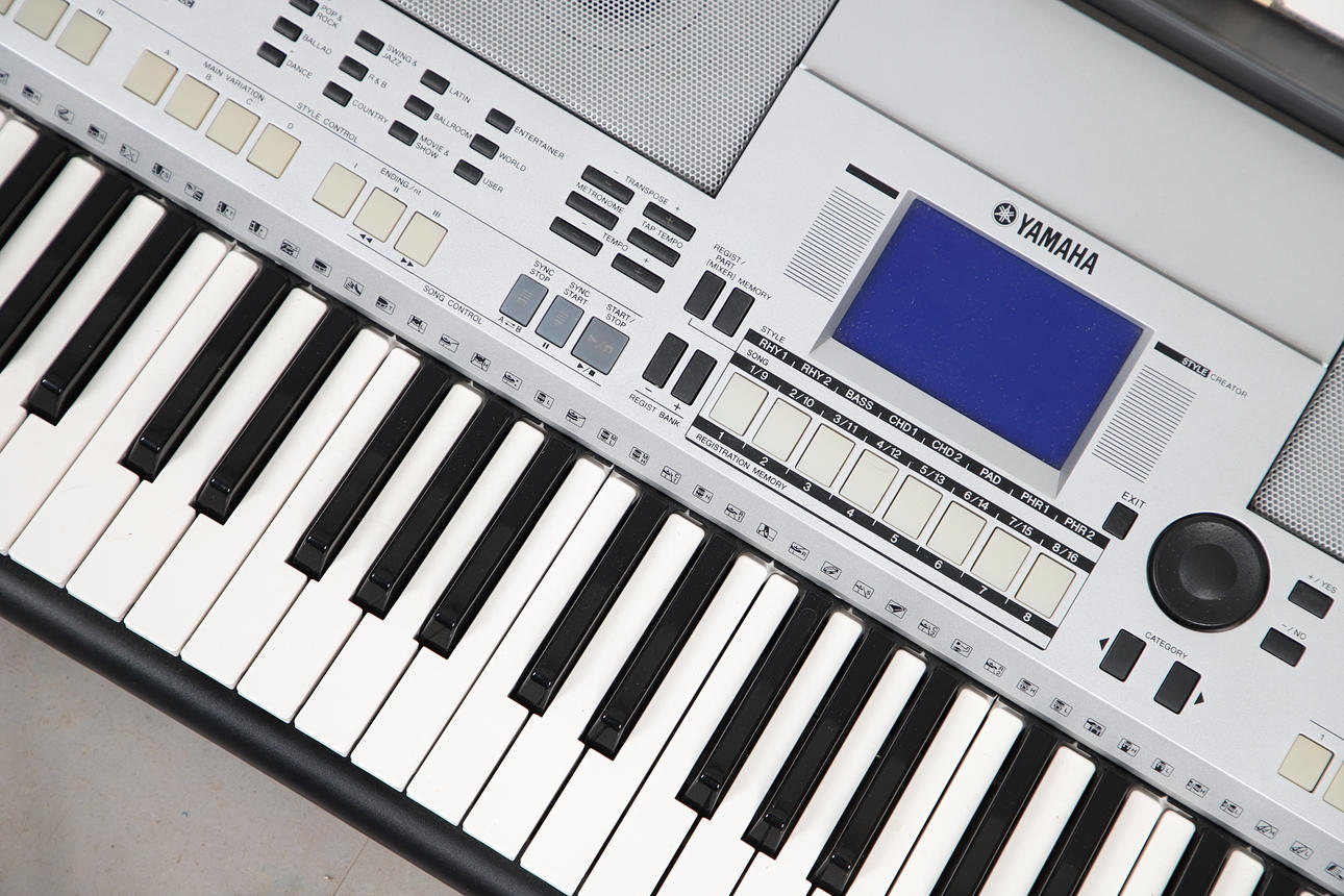 A YAMAHA PSR-S550 ELECTRONIC KEYBOARD. Miscellaneous - Modern