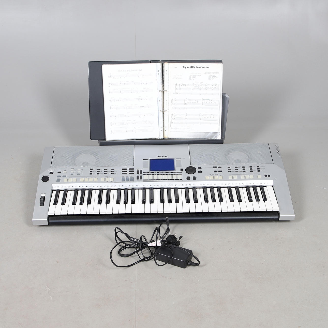 A YAMAHA PSR-S550 ELECTRONIC KEYBOARD. Miscellaneous - Modern