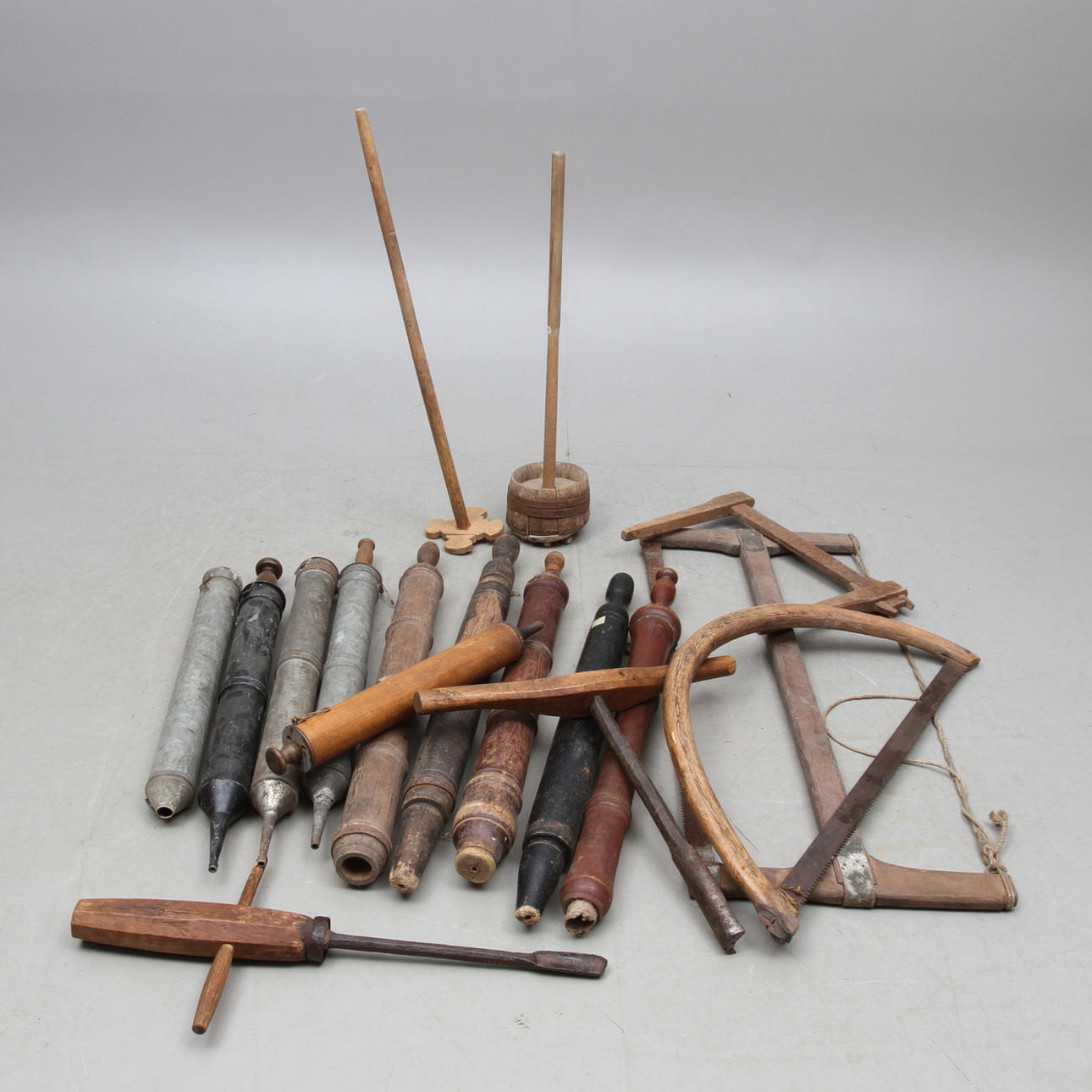 PARTI REDSKAP OCH VERKTYG, allmoge, bland annat sprutor, sågar, 1800/1900-tal.