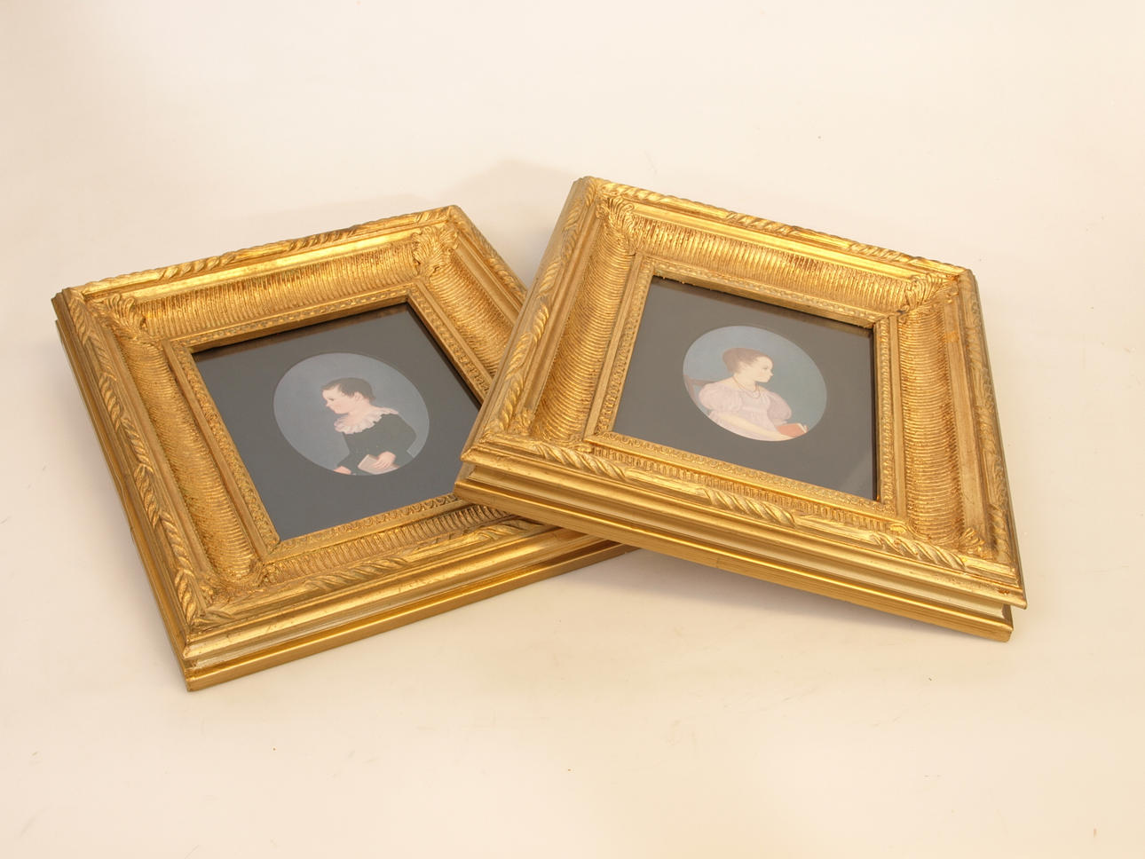 TAVLOR, tryck och förgyllda träramar, 2 stycken, 1900-talets andra hälft.