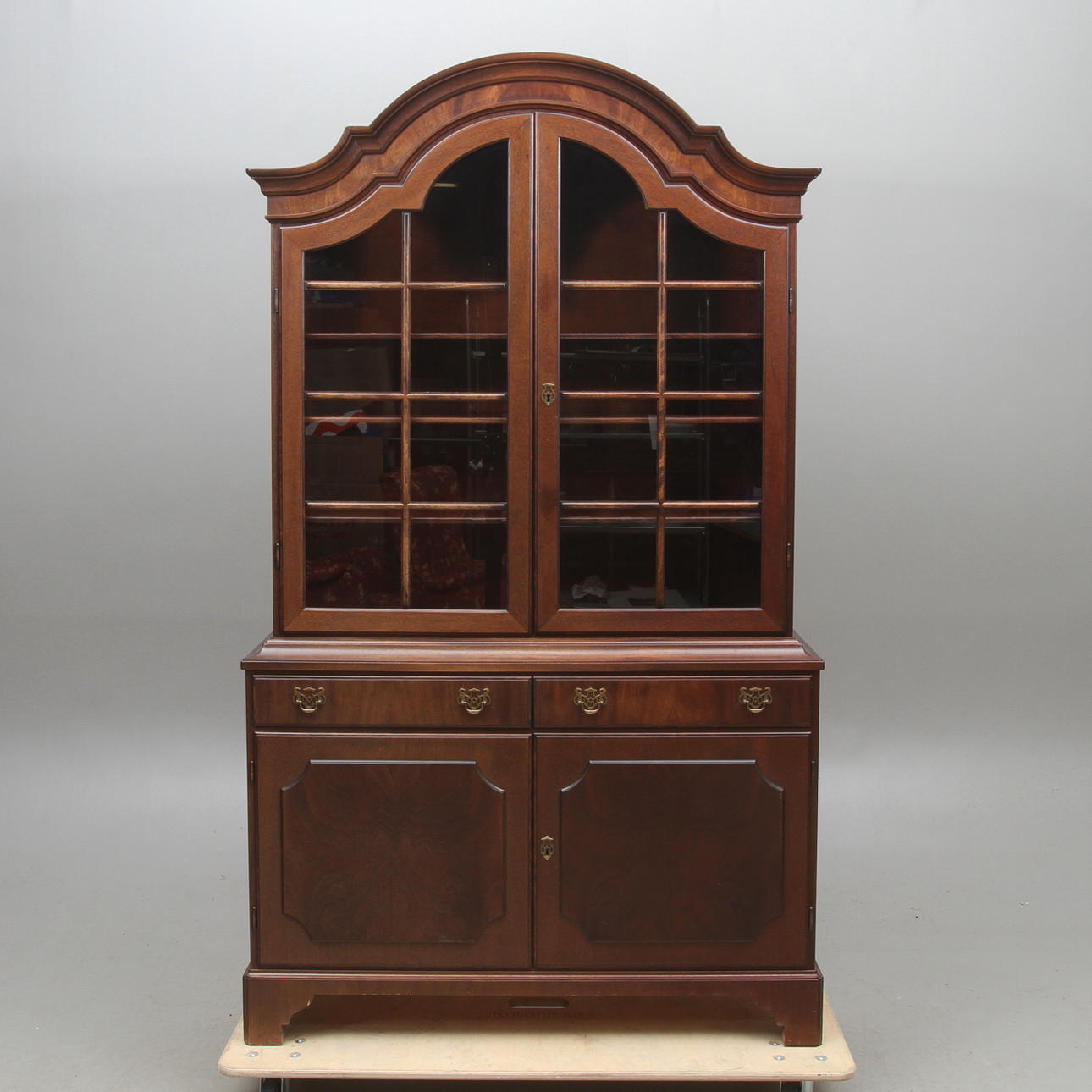 MATSALSSKÅP, med vitrinöverdel, 1900-talets andra hälft.