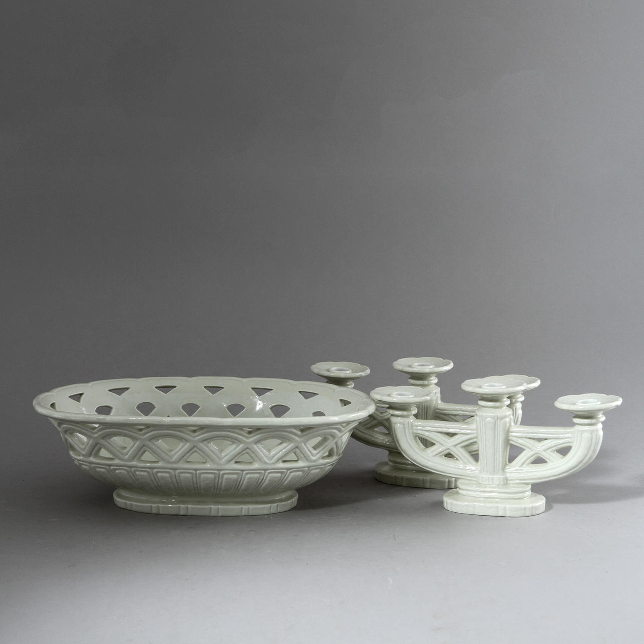 JARDINIÈRE och KANDELABRAR, ett par, chamotterat stengods. Gunnar Nylund, Rörstrand.