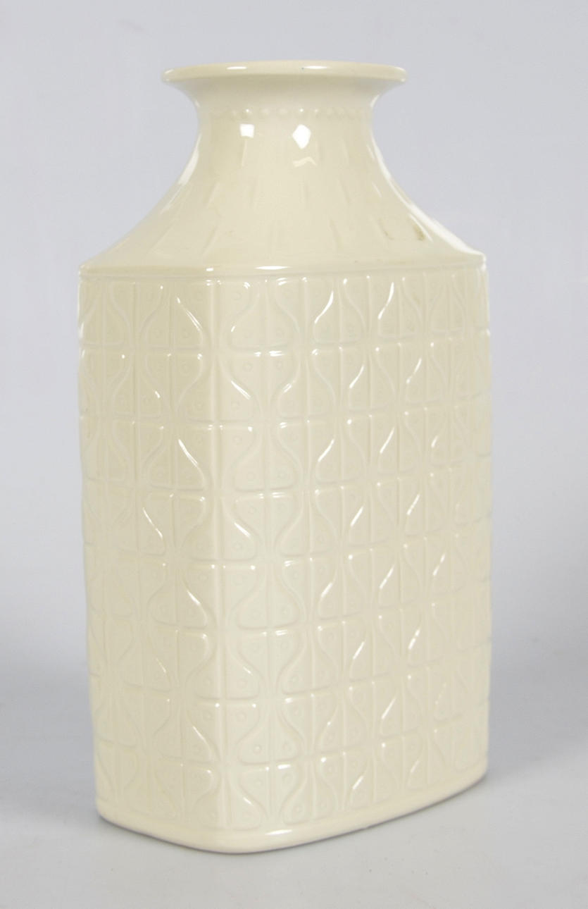 GUNNAR NYLUND. VAS, porslin, "Domino" Rörstrand.