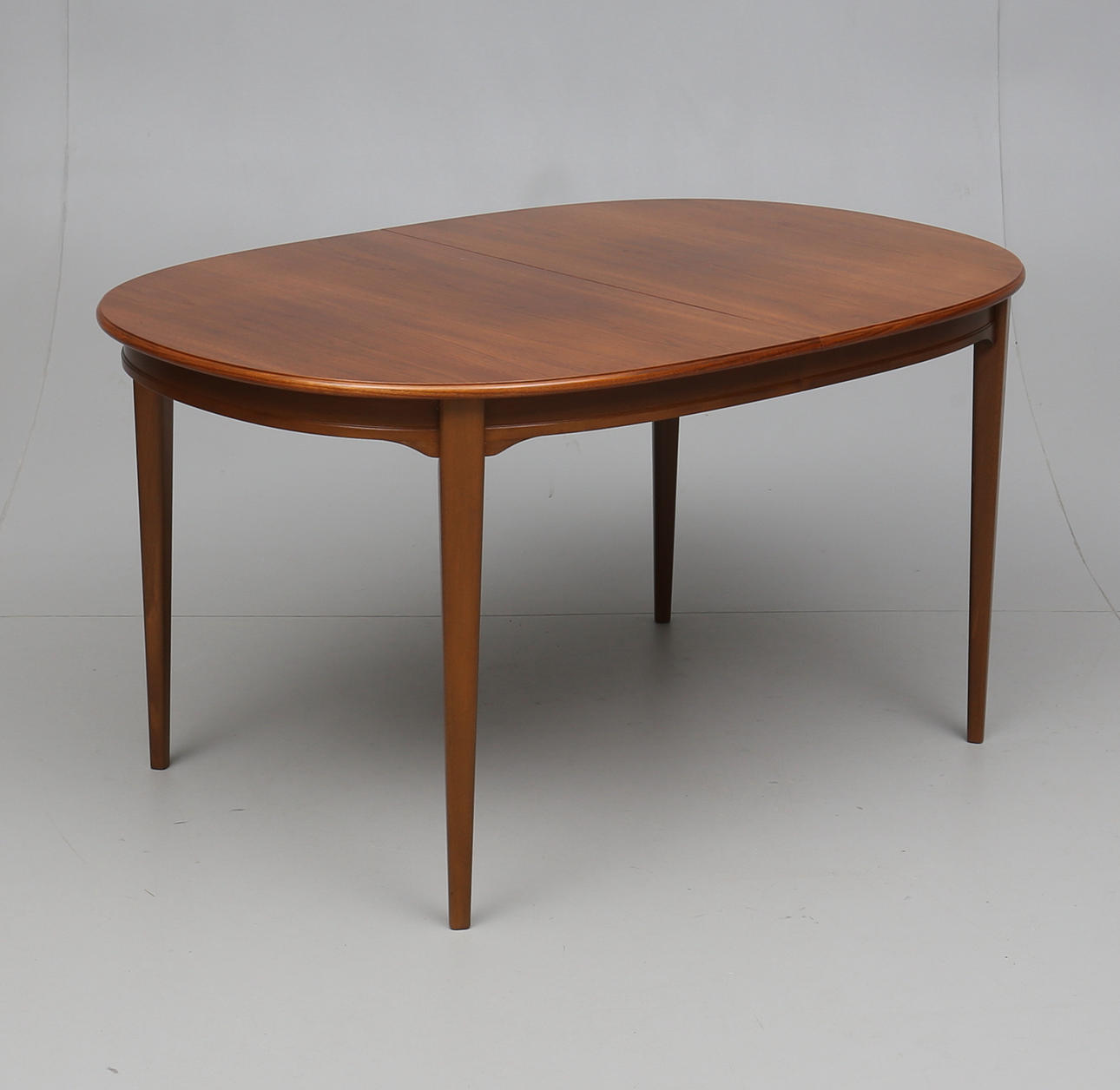 MATSALSBORD, valnöt, gustaviansk stil, 1900-talets andra del.