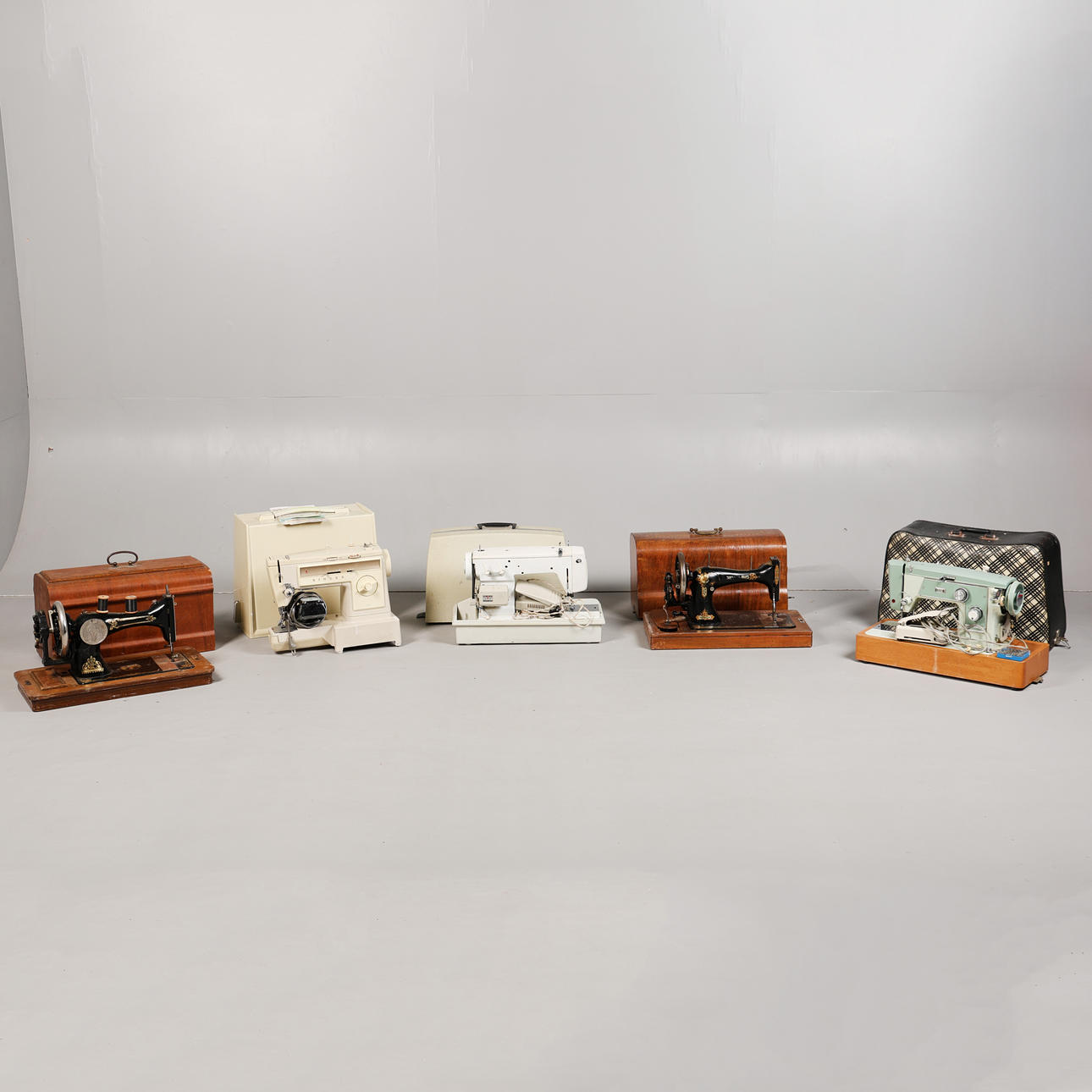 A SELECTION OF SEWING MACHINES (5).