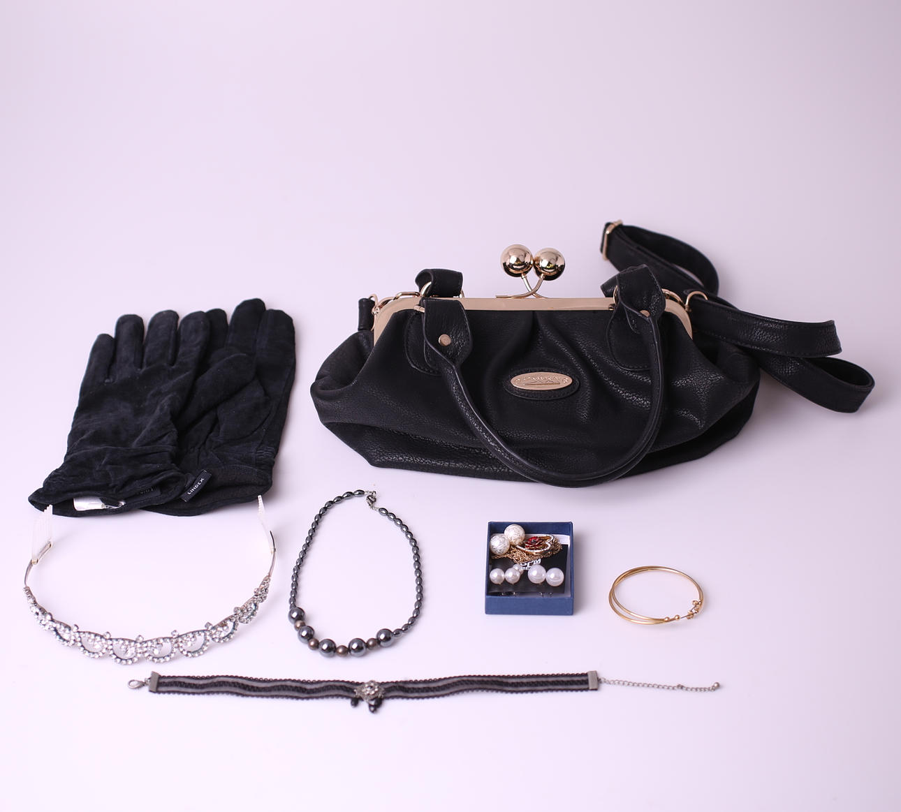 KOSTYMJUVELER + HANDVÄSKA + DAMHANDSKAR.