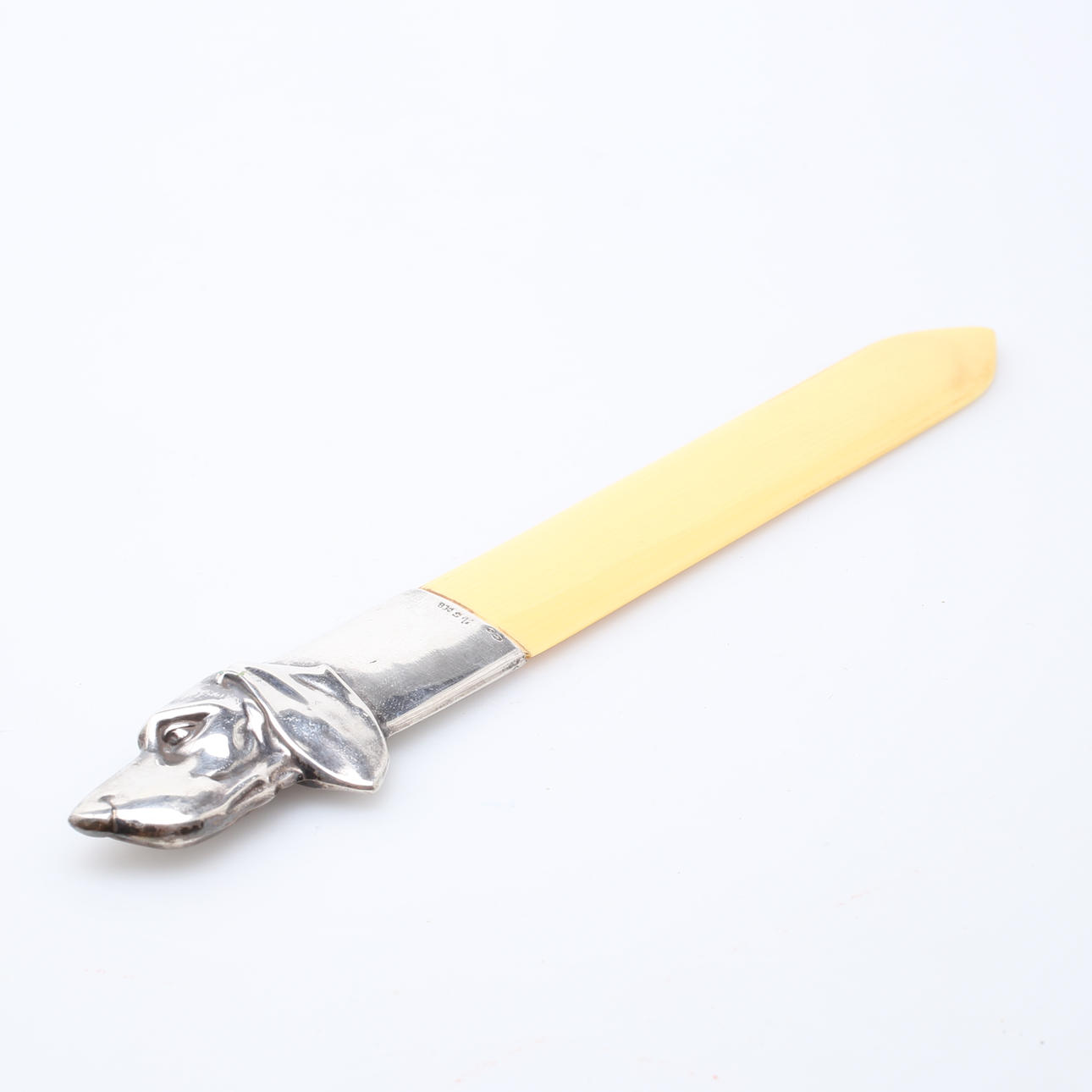 BREVKNIV, silver samt benimitation, dekor av hundhuvud, 1920-tal.