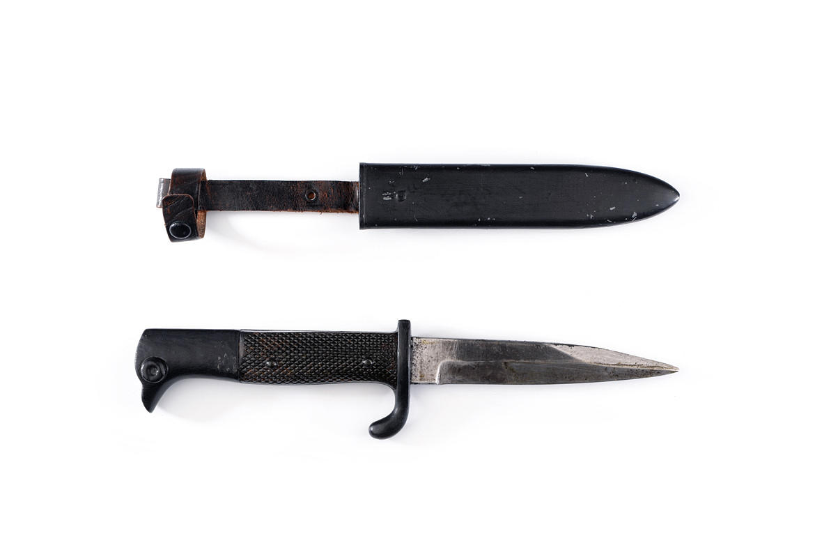 KORTSIDA GEVÄR. Som K98, bajonett med våfflat handtag.