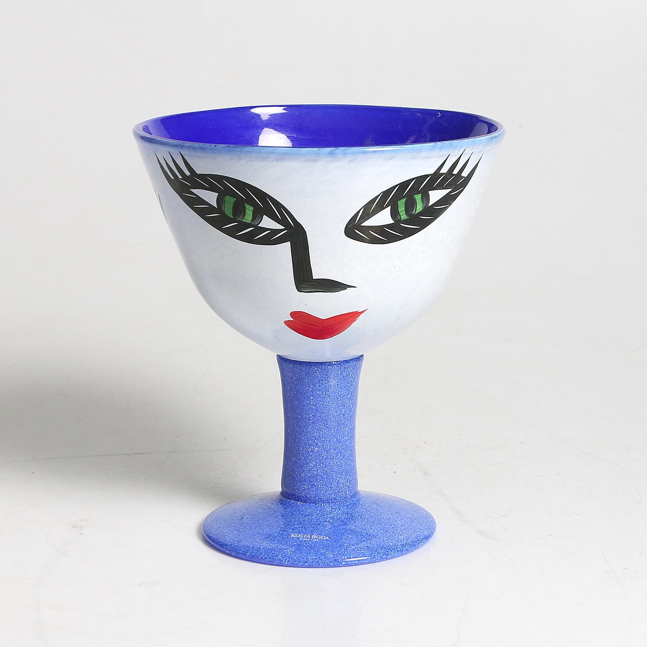 SKÅL PÅ FOT, glas, "Open Mind", signerad, Ulrica Hydman-Vallien, Kosta Boda.