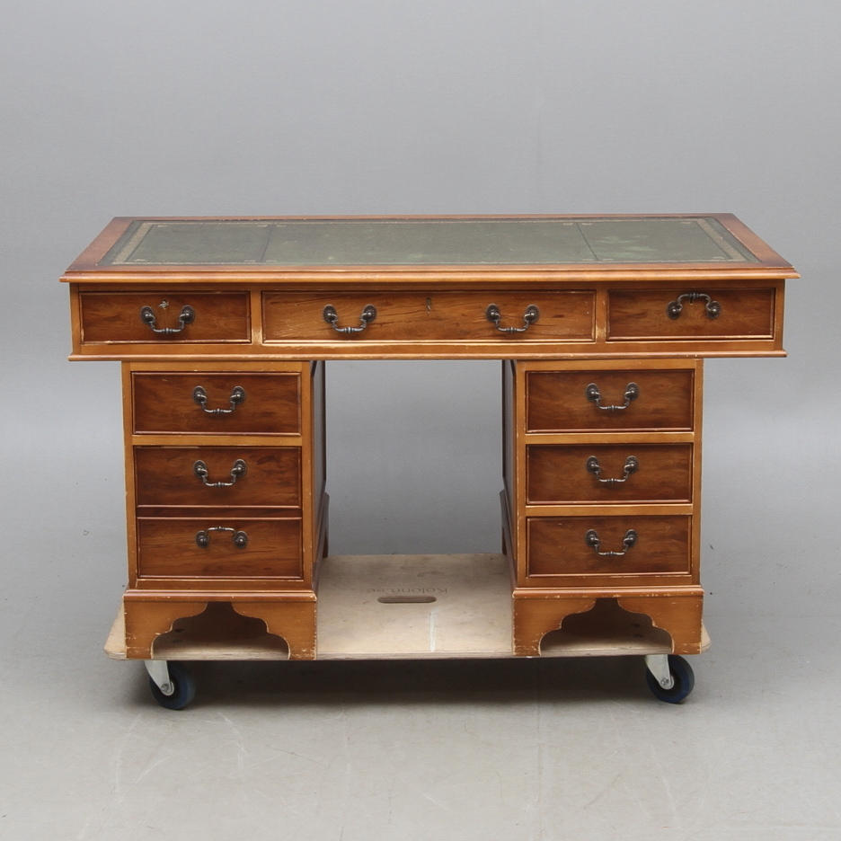 SKRIVBORD, engelskt, stil, 1900-talets andra hälft.