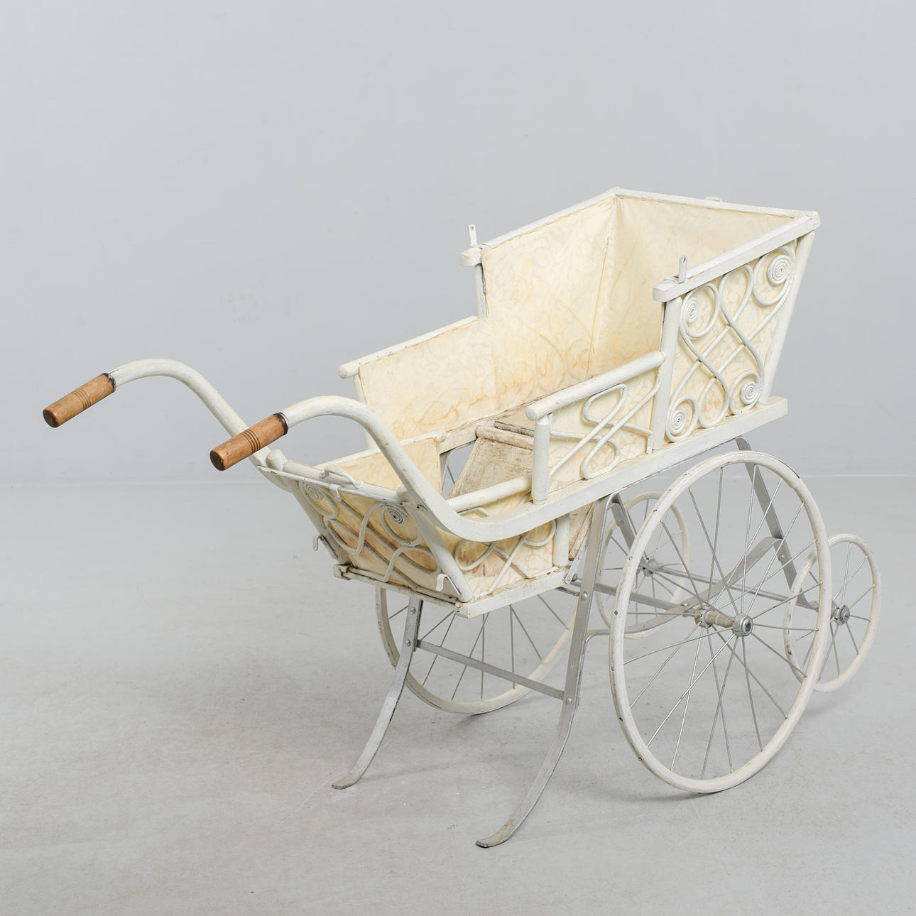 A pram, early 20th century. Miscellaneous - Miscellaneous - Auctionet