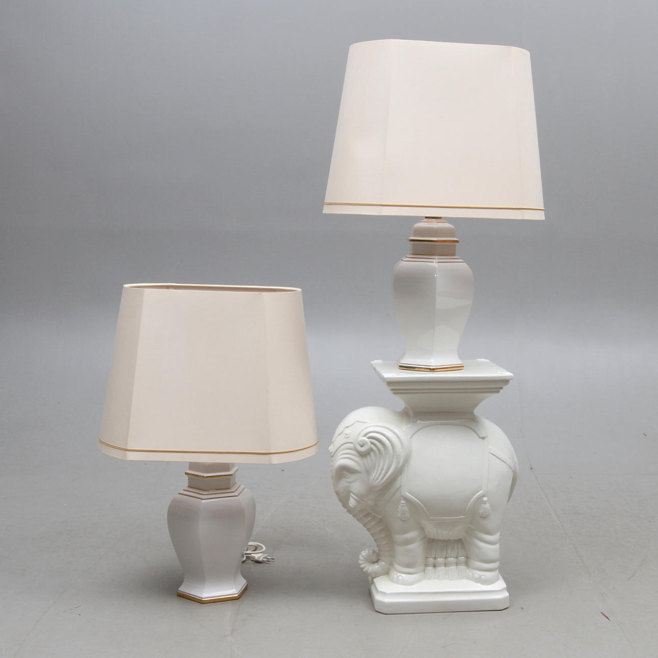 BLOMSTERPIEDESTAL, BORDSLAMPOR, 1 par, porslin, Italien, 1900-talets slut.