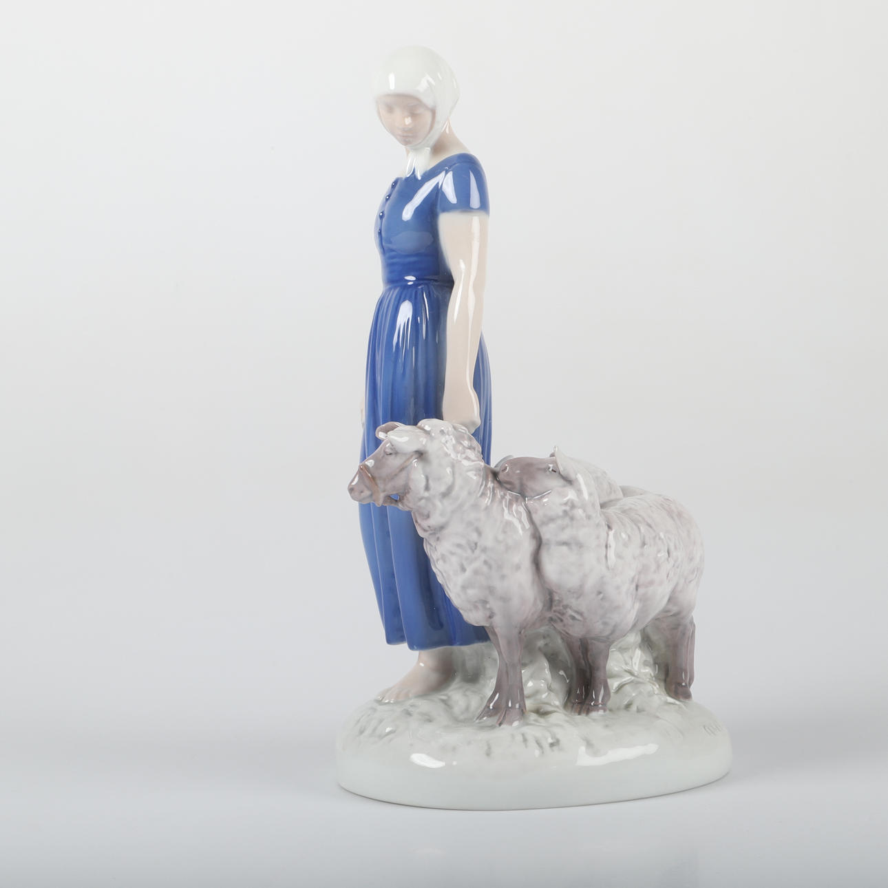 AXEL LOCHER. Figurin, kvinna med får, porslin, Bing & Gröndahl, Danmark ...