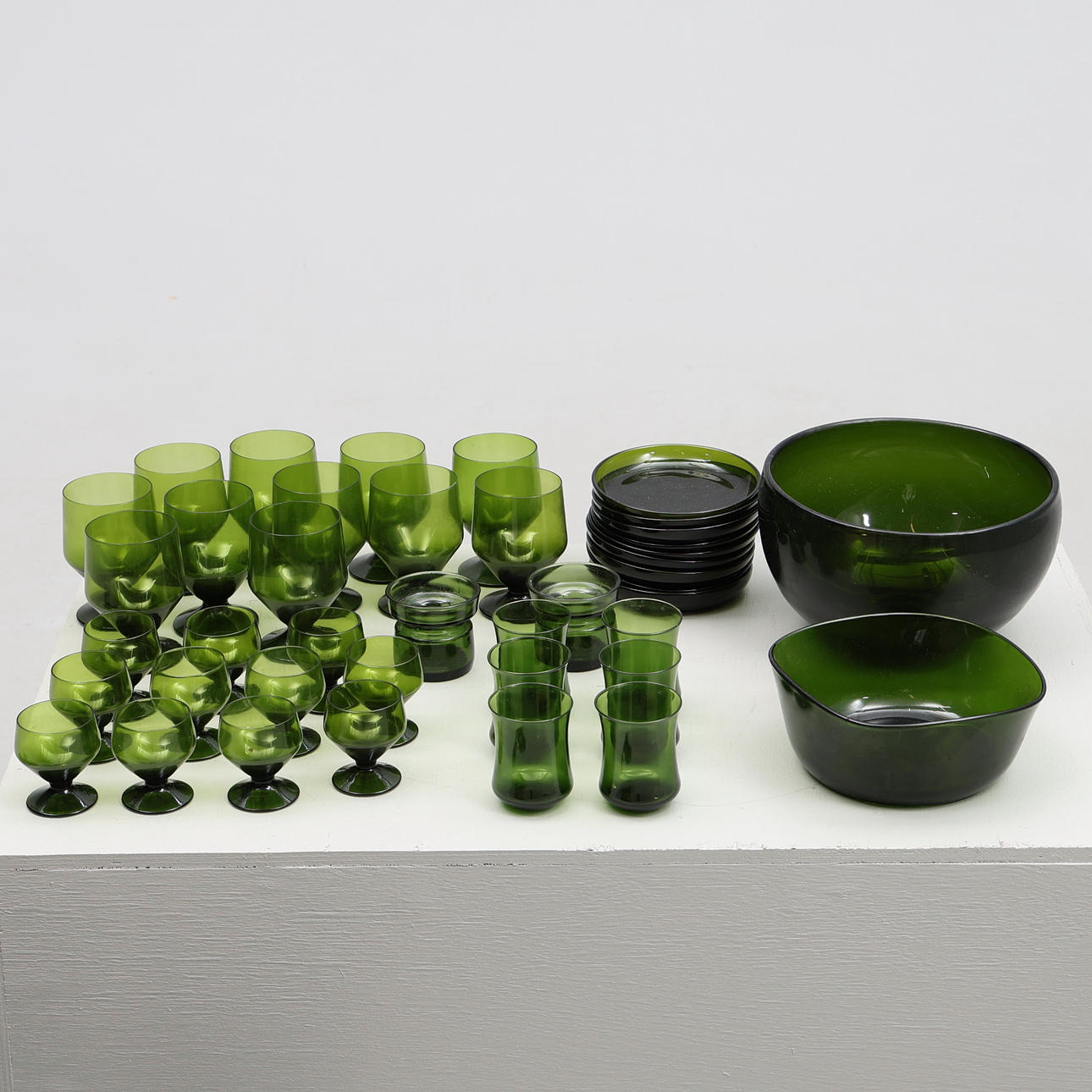 Ein 66-teiliges Lindshammar-Glasgeschirr und anderes grünes Glas, 1960/70er Jahre. Glasobjekte - Gebrauchglas