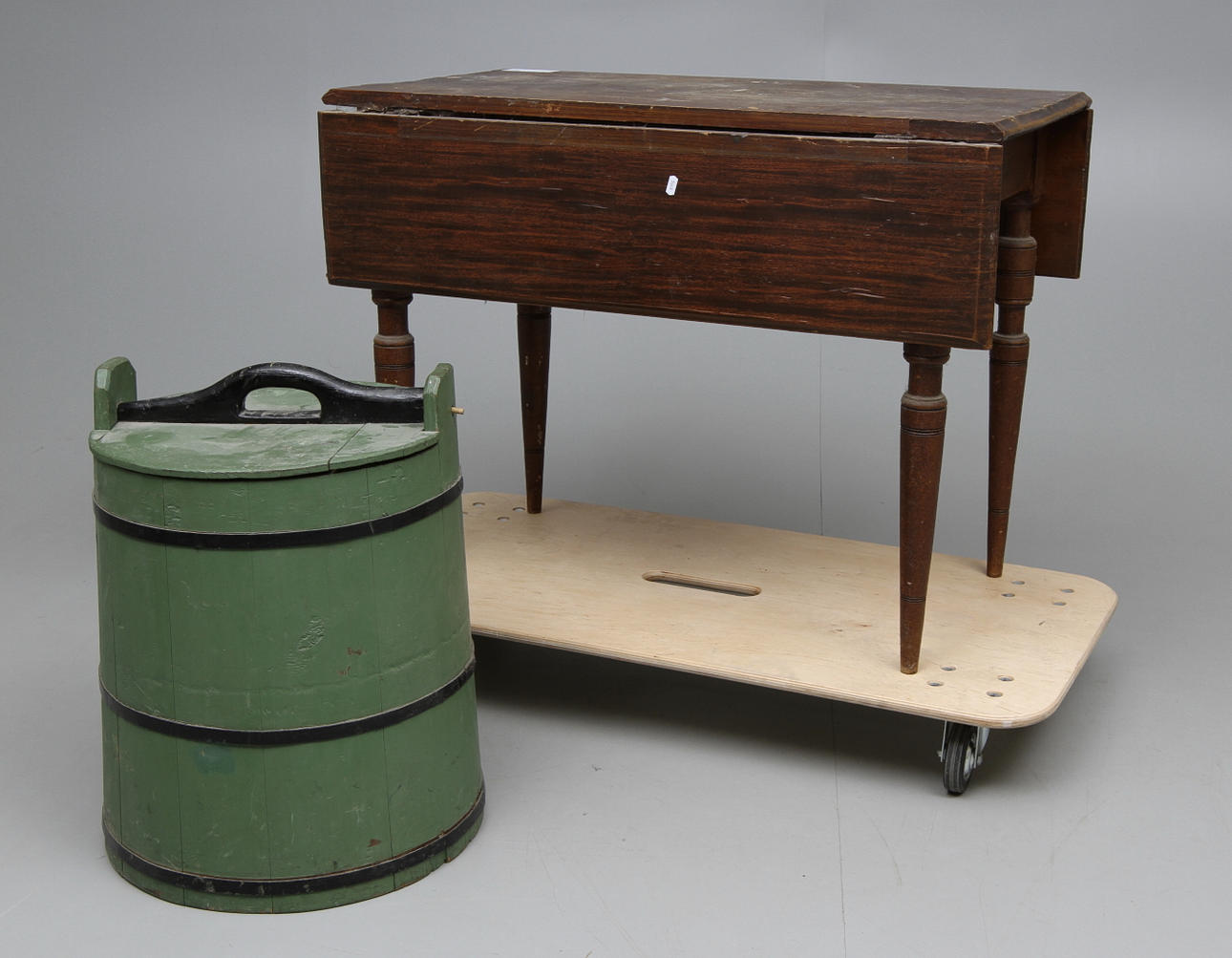 KLAFFBORD C:A 1900, samt laggtunna.