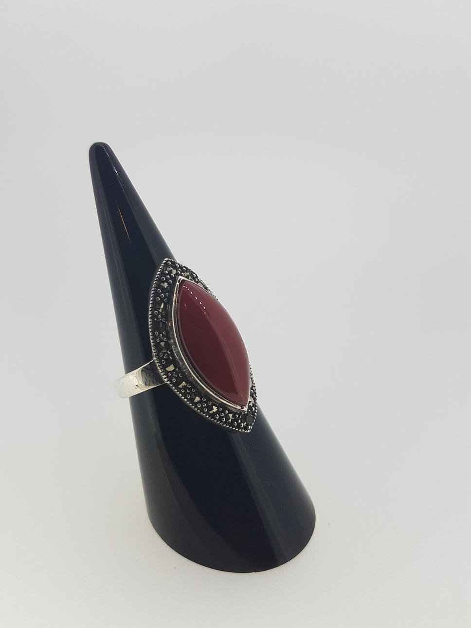 SILVER MARQUISITE & RÖD STEN RING.