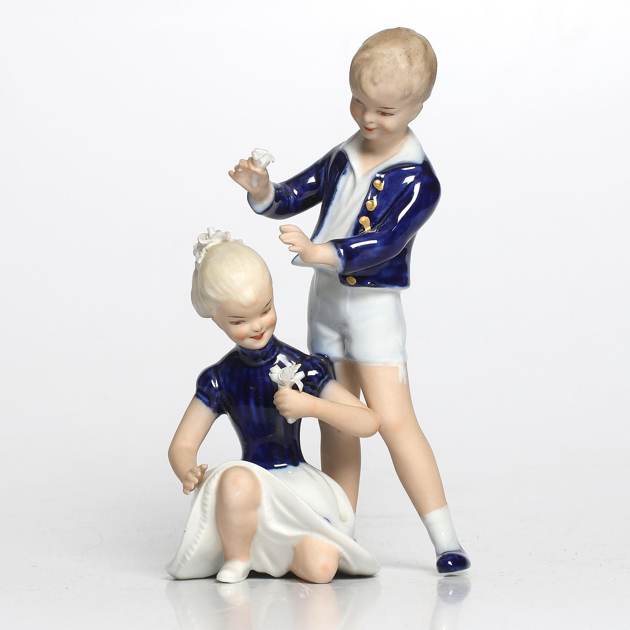 Pojke och flicka plockar blommor, figurin, porslin, Wallendorf Thuringen, Tyskland. 1900-tal.