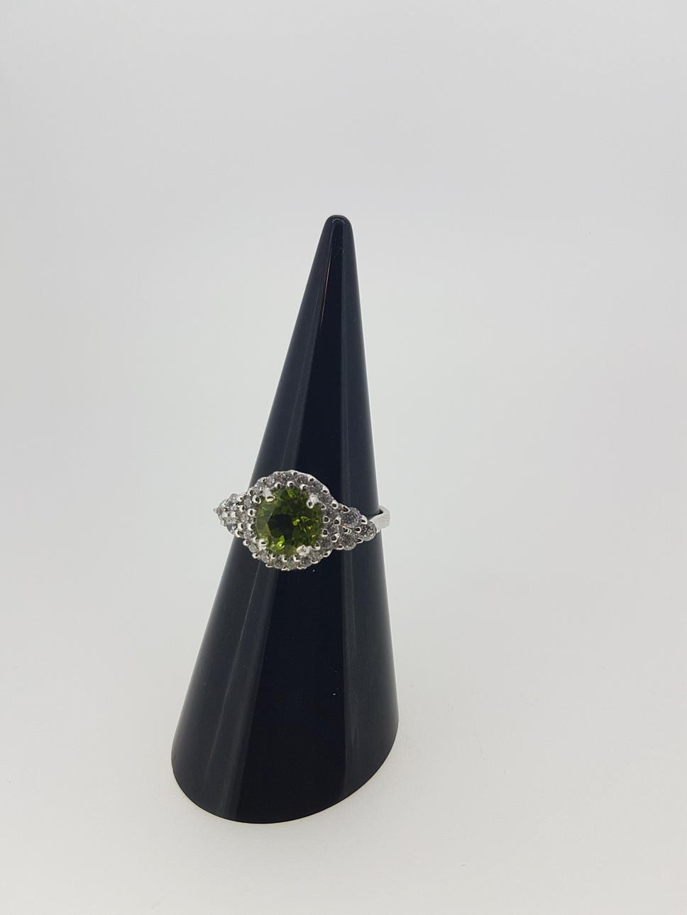 SILVER CZ & ÄKTA PERIDOT RING.