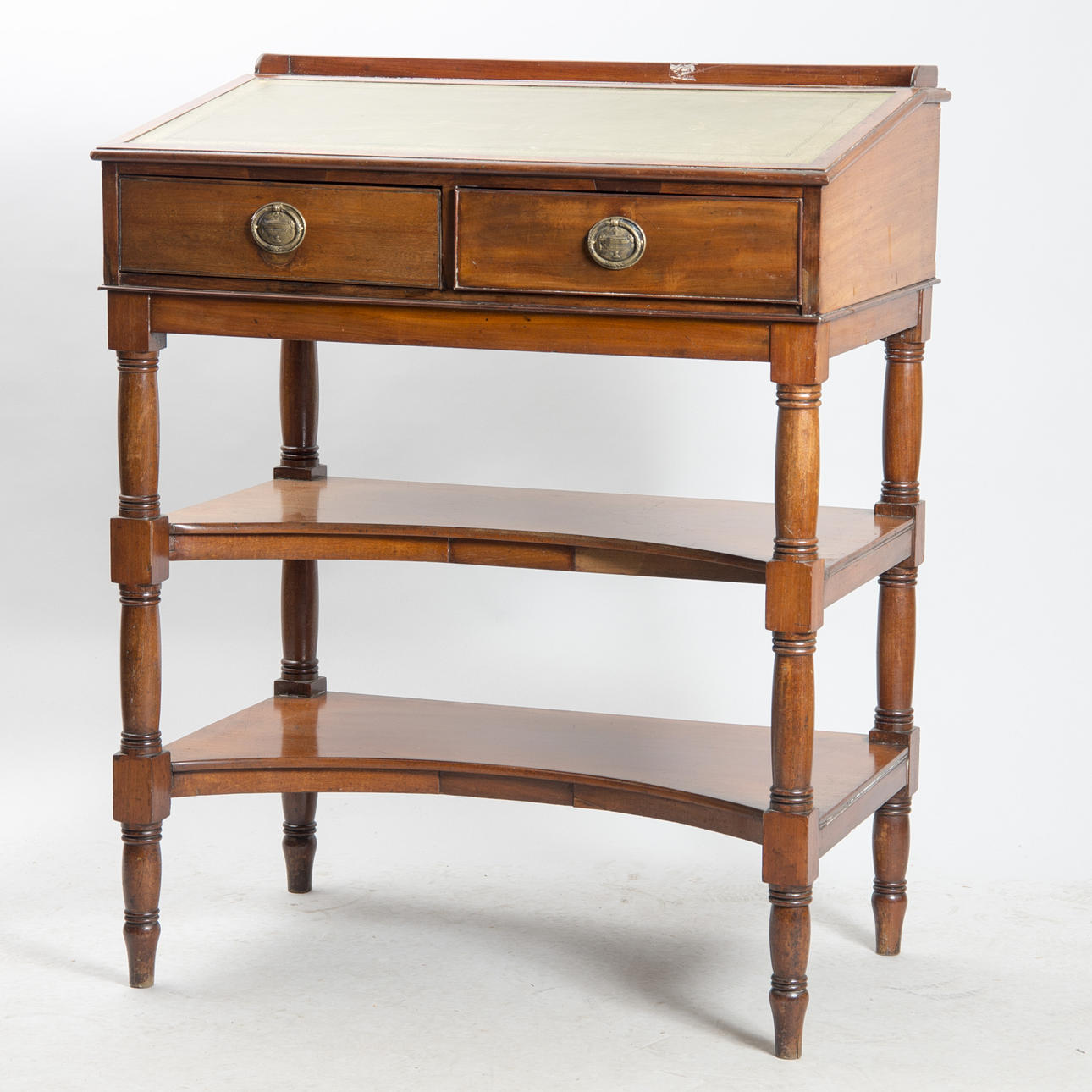 SKRIVPULPET, engelsk stil, mahogny med grön skinnskiva, 1900-talets första hälft.