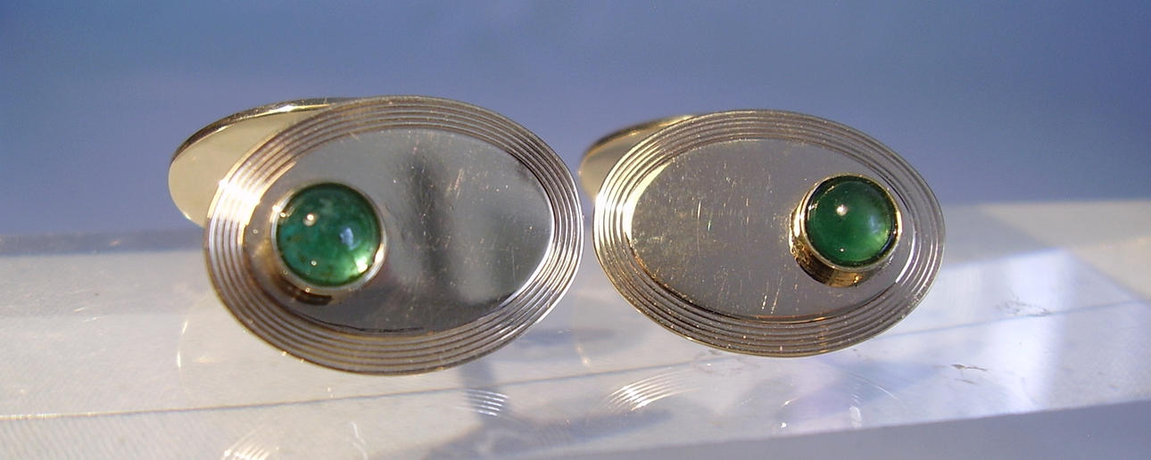 SMARAGD MANSCHETTENKNÖPFE 14 KARAT GELBGOLD.