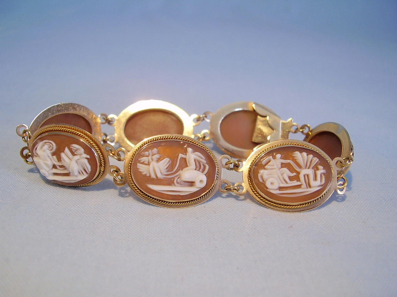 14 KARAT GULT GULDARMBAND MED SKAL CAMEO.