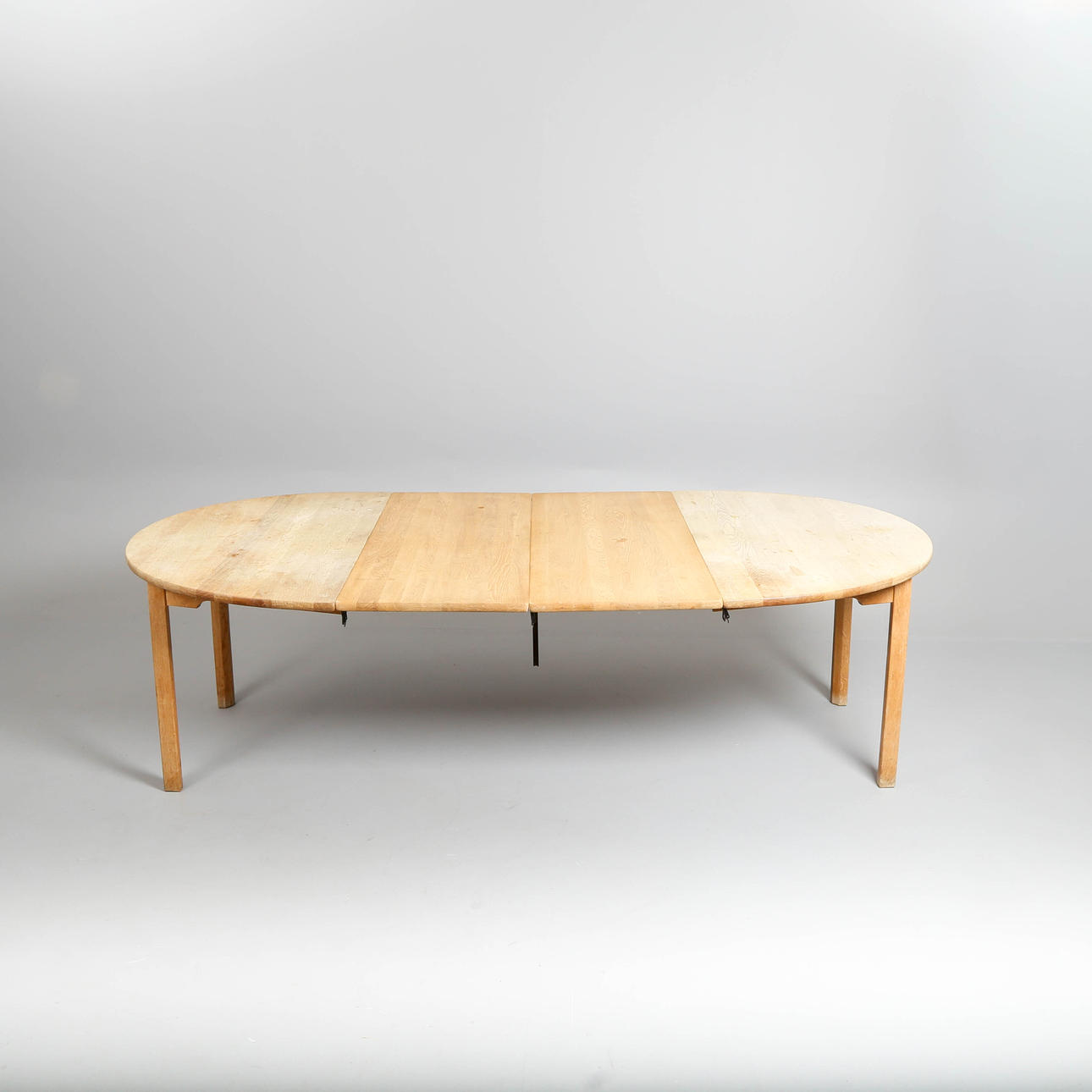 DANSK DESIGN. Mesa de comedor ovalada de roble macizo con extraíble (3).