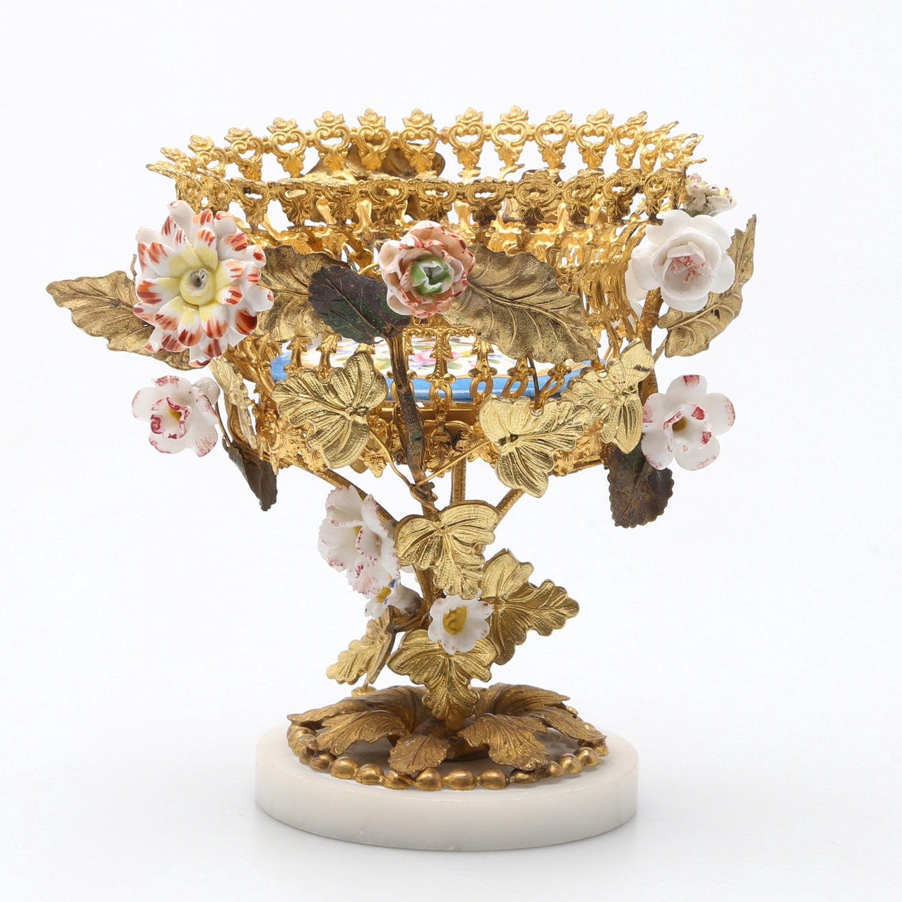 UPPSATSSKÅL i gulmetall och porslin, Louis XV-stil Frankrike ca 1900.