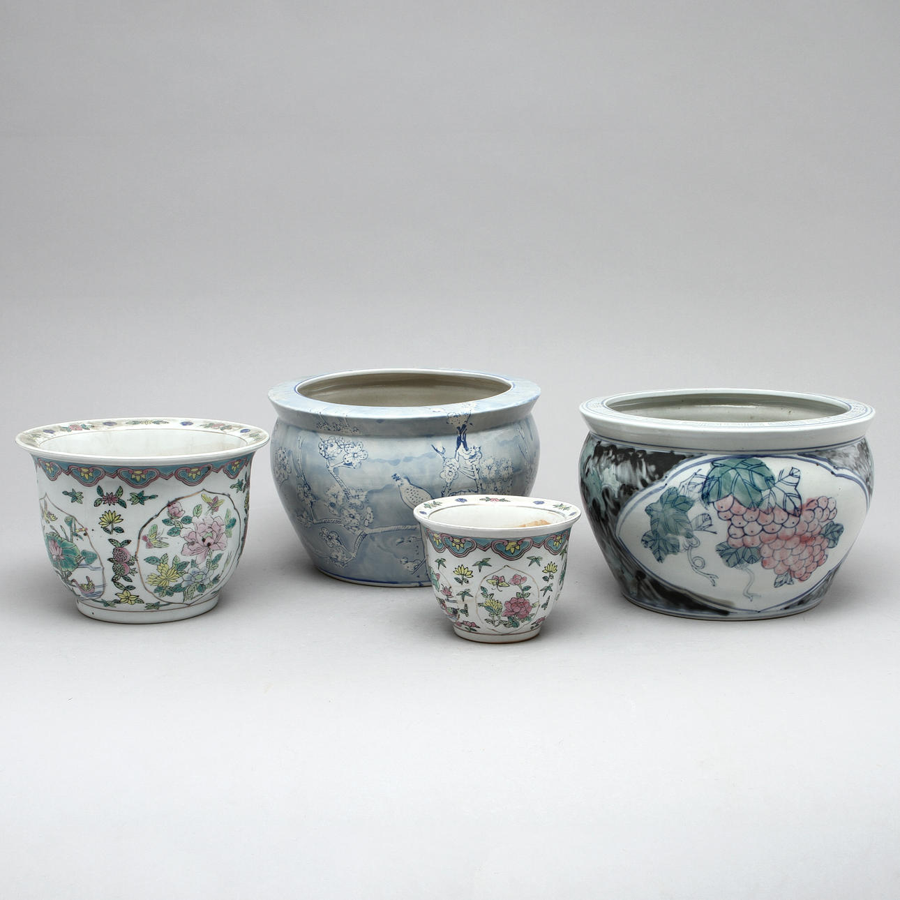 FISKBASSÄNG, 2 st samt YTTERFODER, 2 st, porslin, Kina, 19/2000-tal.